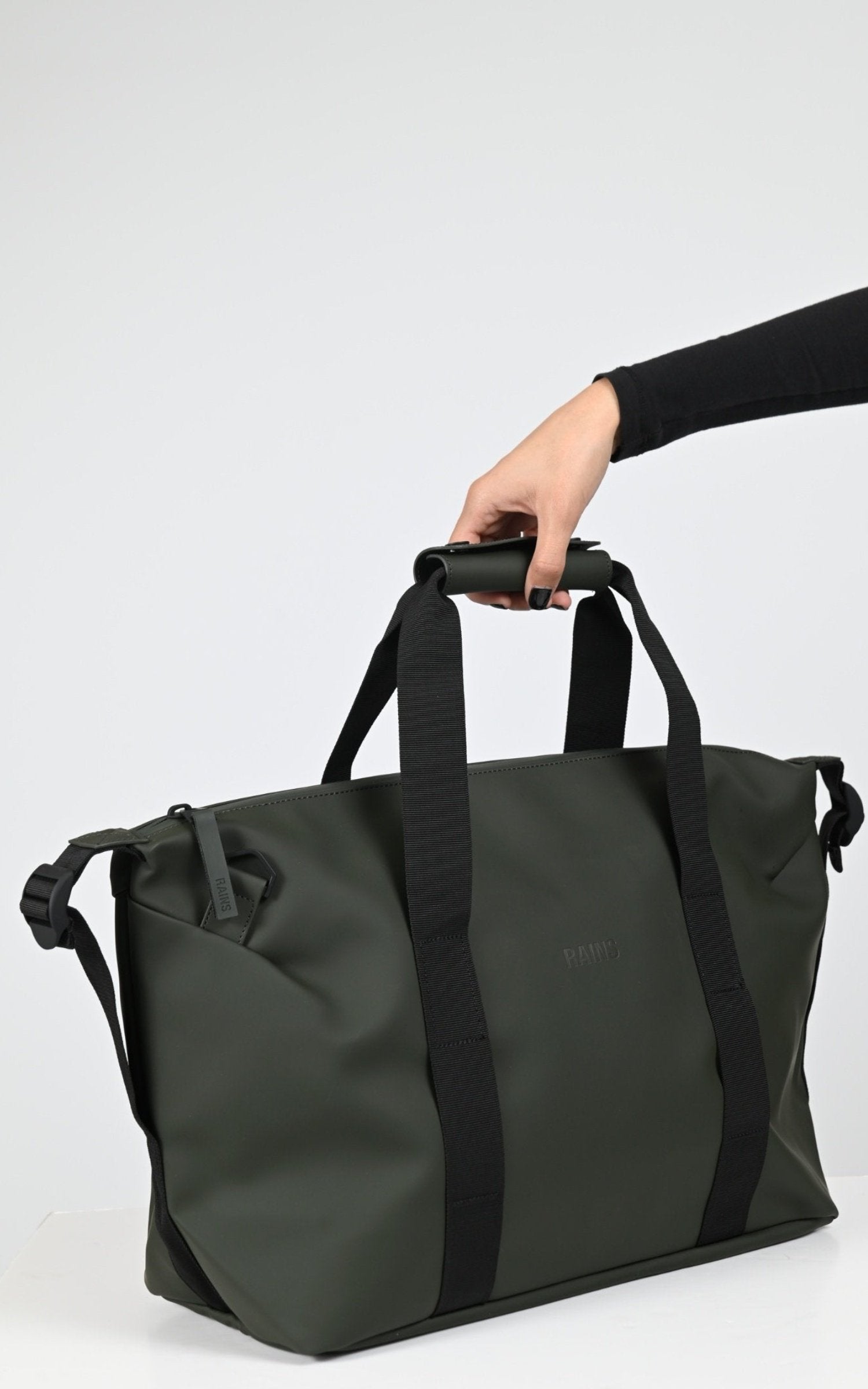 Sac Textile Mixte Rains, modèle 14220 week-end bag small de couleur green 03