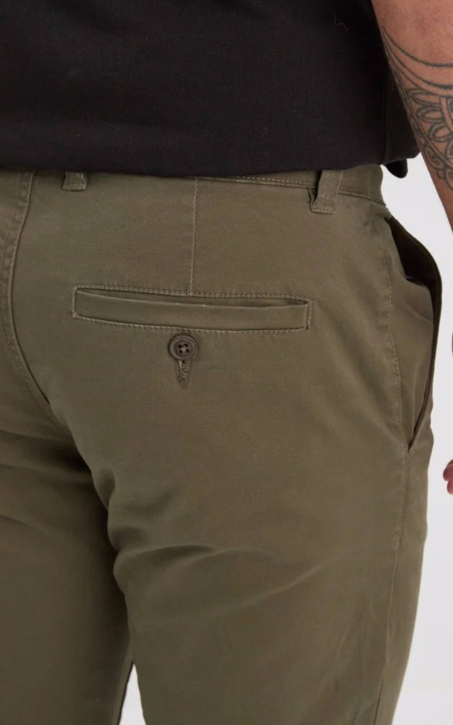 A "CHINO BROKEN TWILL 102862" Kaki Daytona 73 Pantalon Homme interior photo