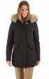 A "ARCTIC PARKA WWOU0538" Noir Woolrich 3/4 Parka Femme closed photo
