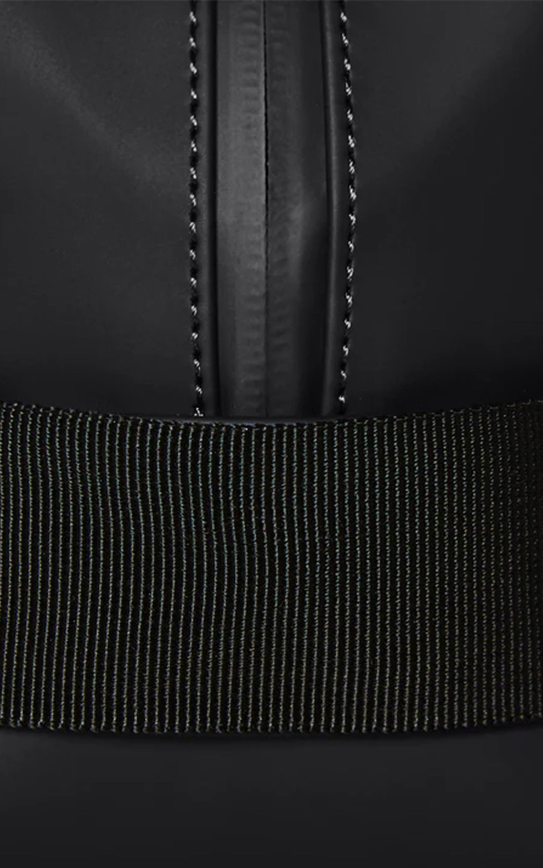 A "15580 WASH BAG SMALL" Noir Rains Pochette Mixte opened photo