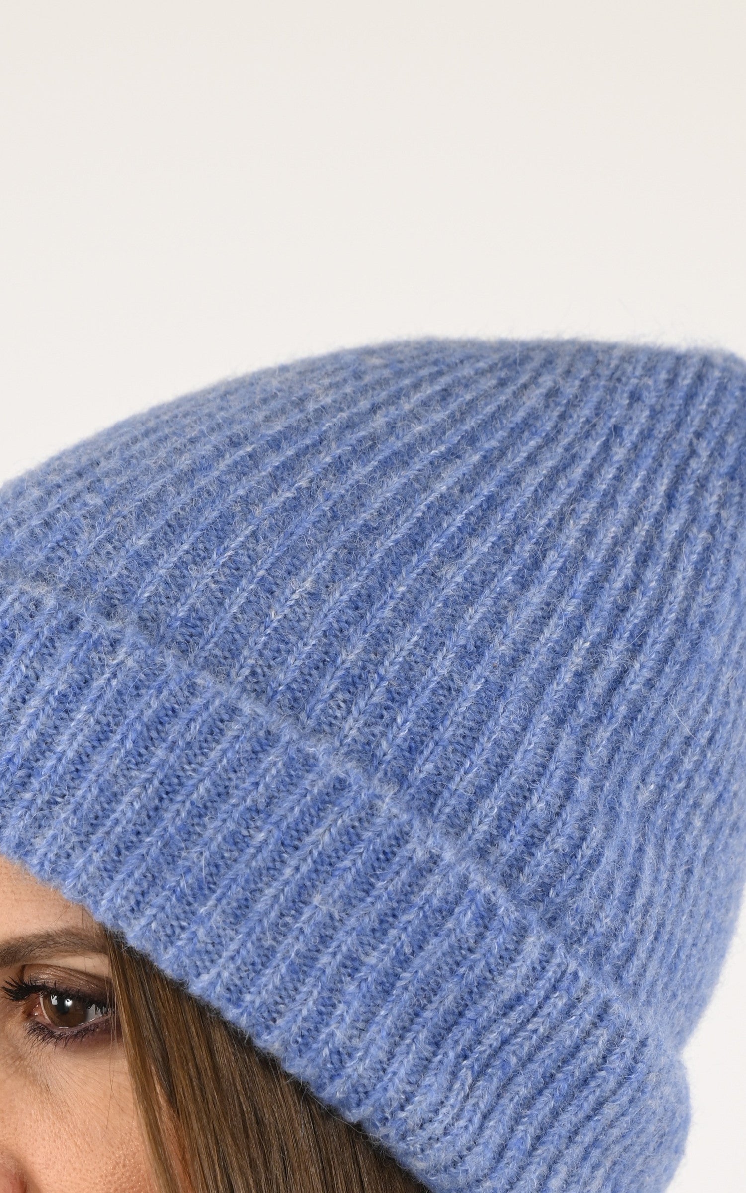 A "428/145" Bleu Lea Clement Bonnet Femme details photo