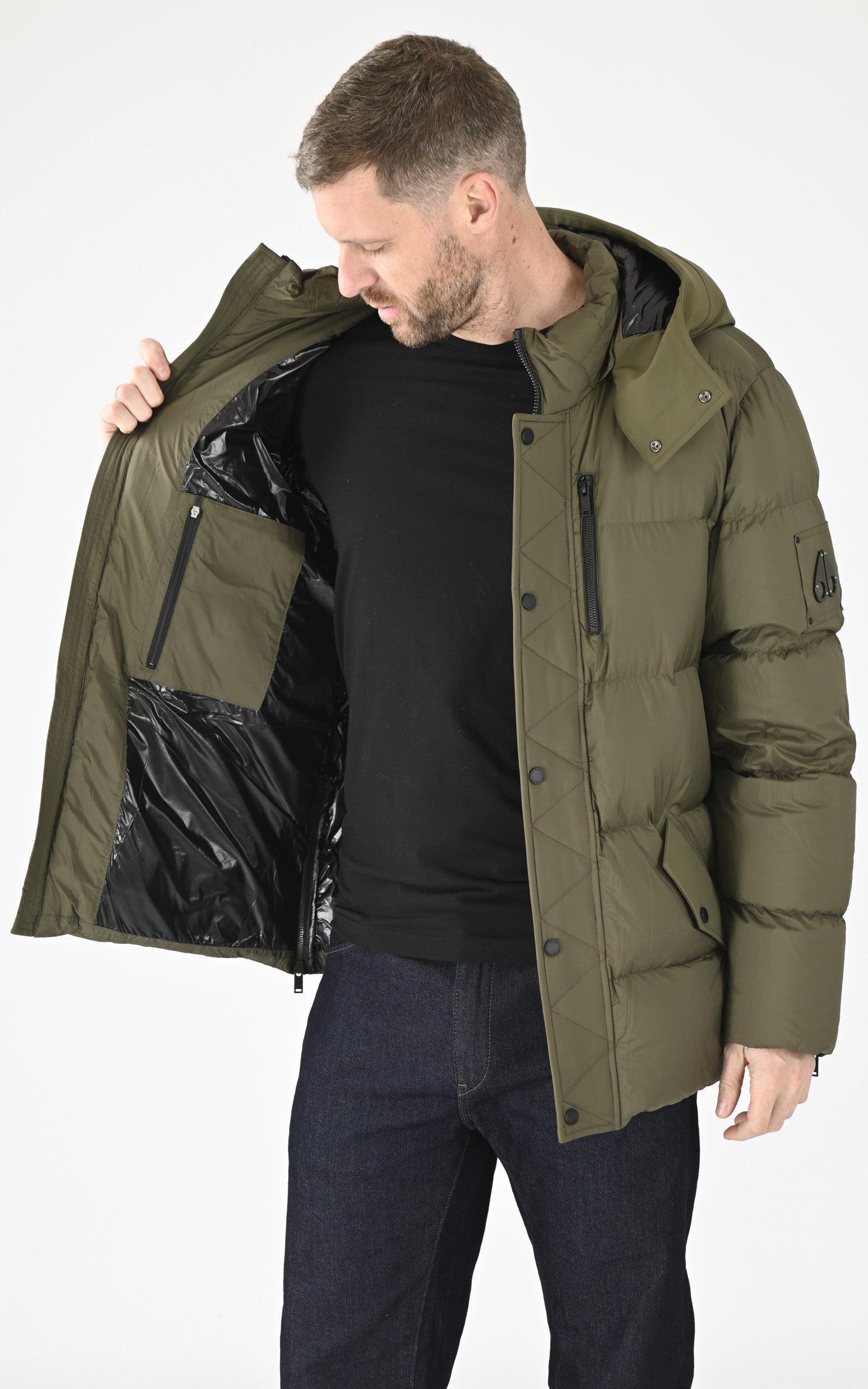 A "EVEREST 3Q M34MJ196" Kaki Moose Knuckles Ves Doudoune Homme interior photo