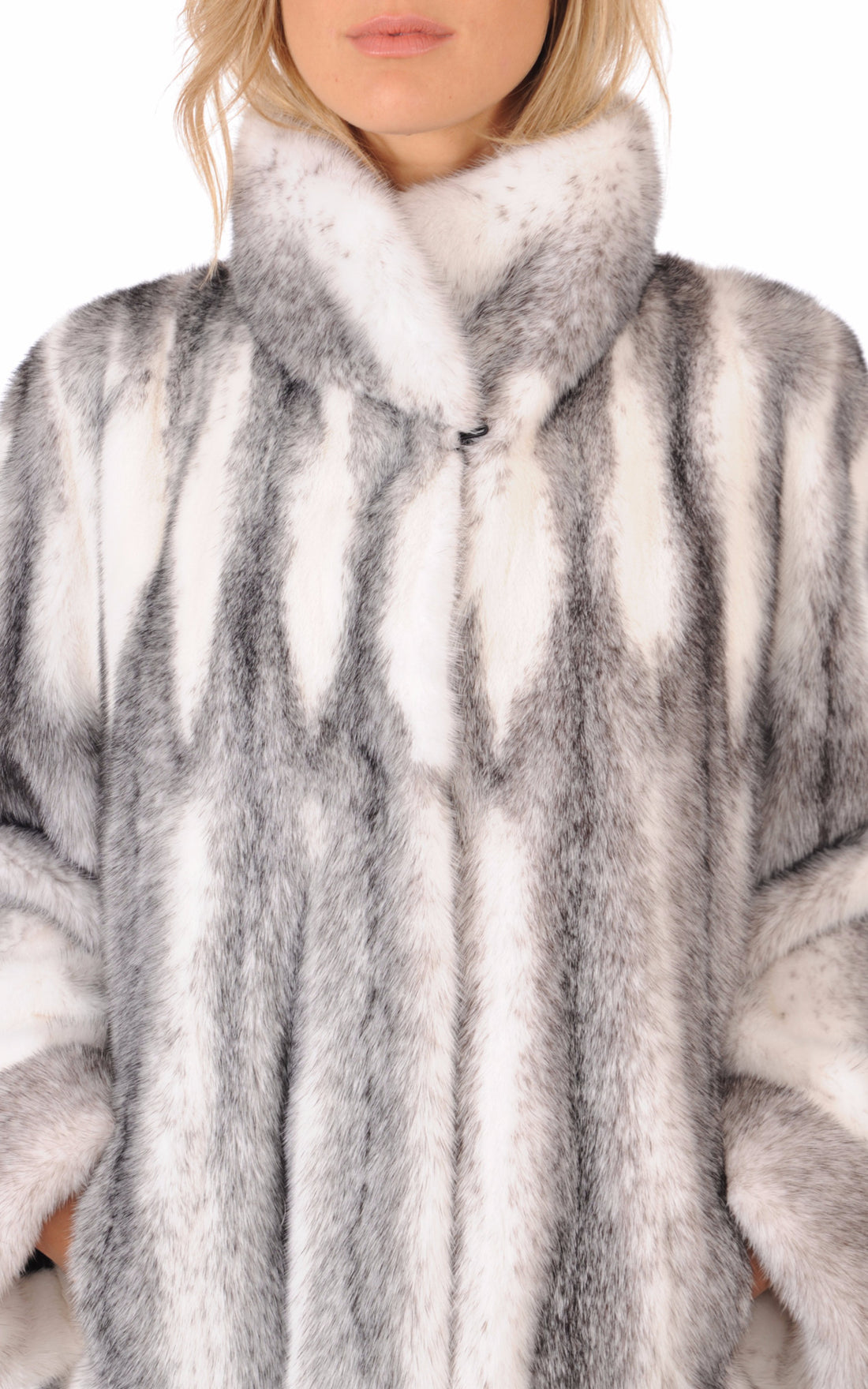 A "2004 F" Gris & Blanc Manakas 7/8 Femme opened photo