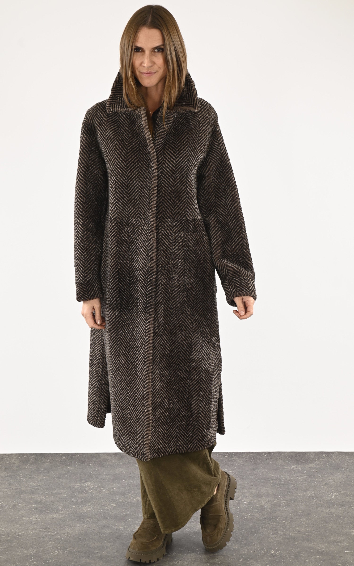 A "23M1115-S19" Marron Manzoni 24 3/4 Femme closed photo