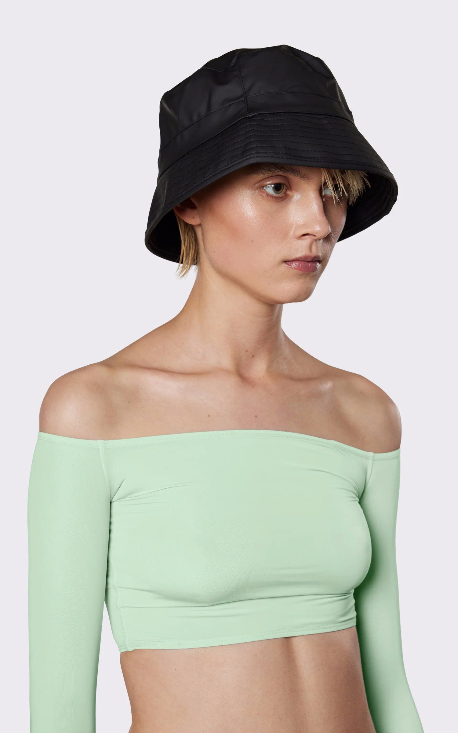 A "20010 BUCKET HAT" Noir Rains bob Mixte closed photo