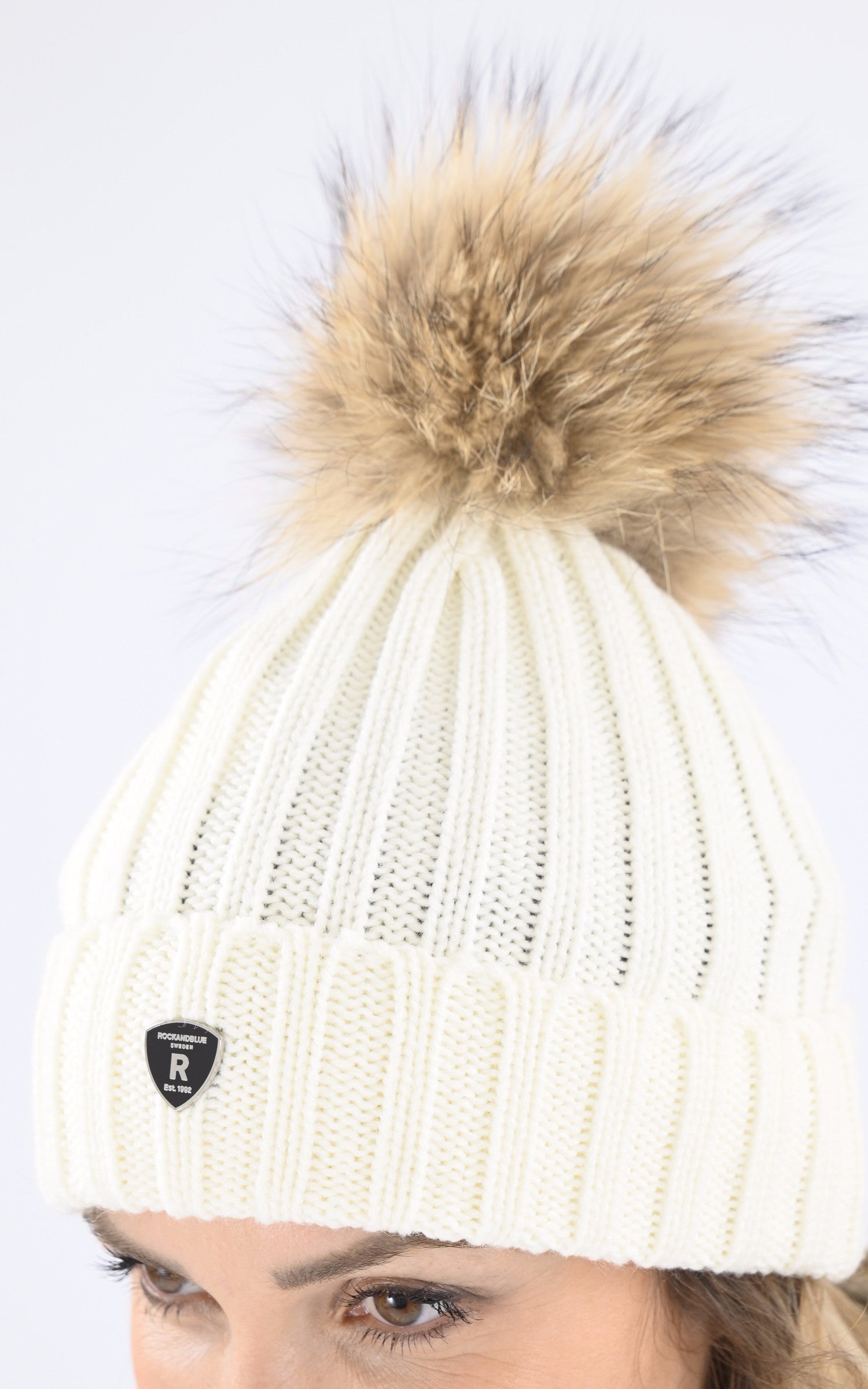 A "HAT POM POM" Blanc Rock and Blue Bonnet Femme details photo