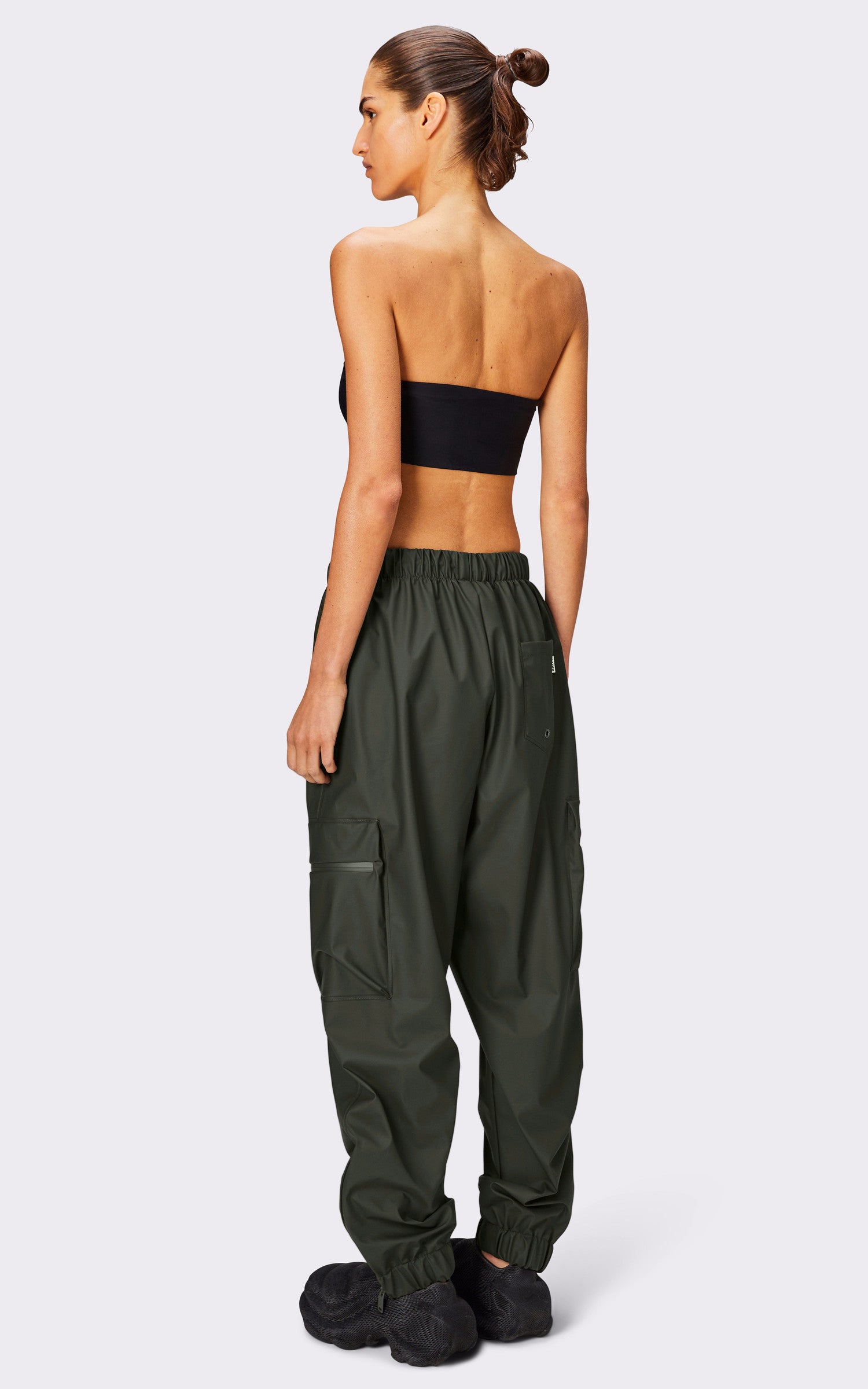 A "18850 PANTS CARGO REGULAR" Vert Rains Pantalon Femme back photo