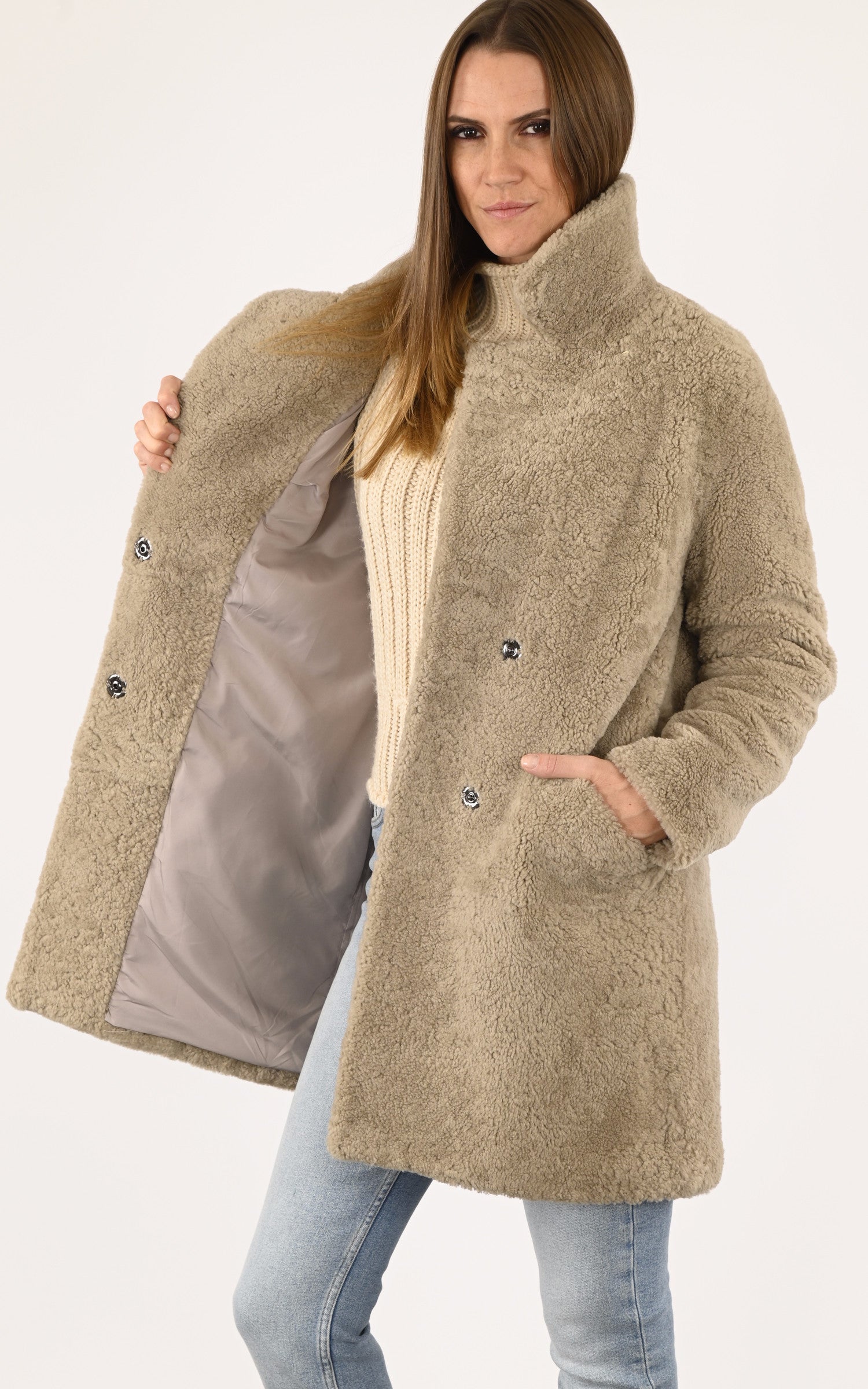 A "APRIL" Beige Levinsky 3/4 Femme interior photo