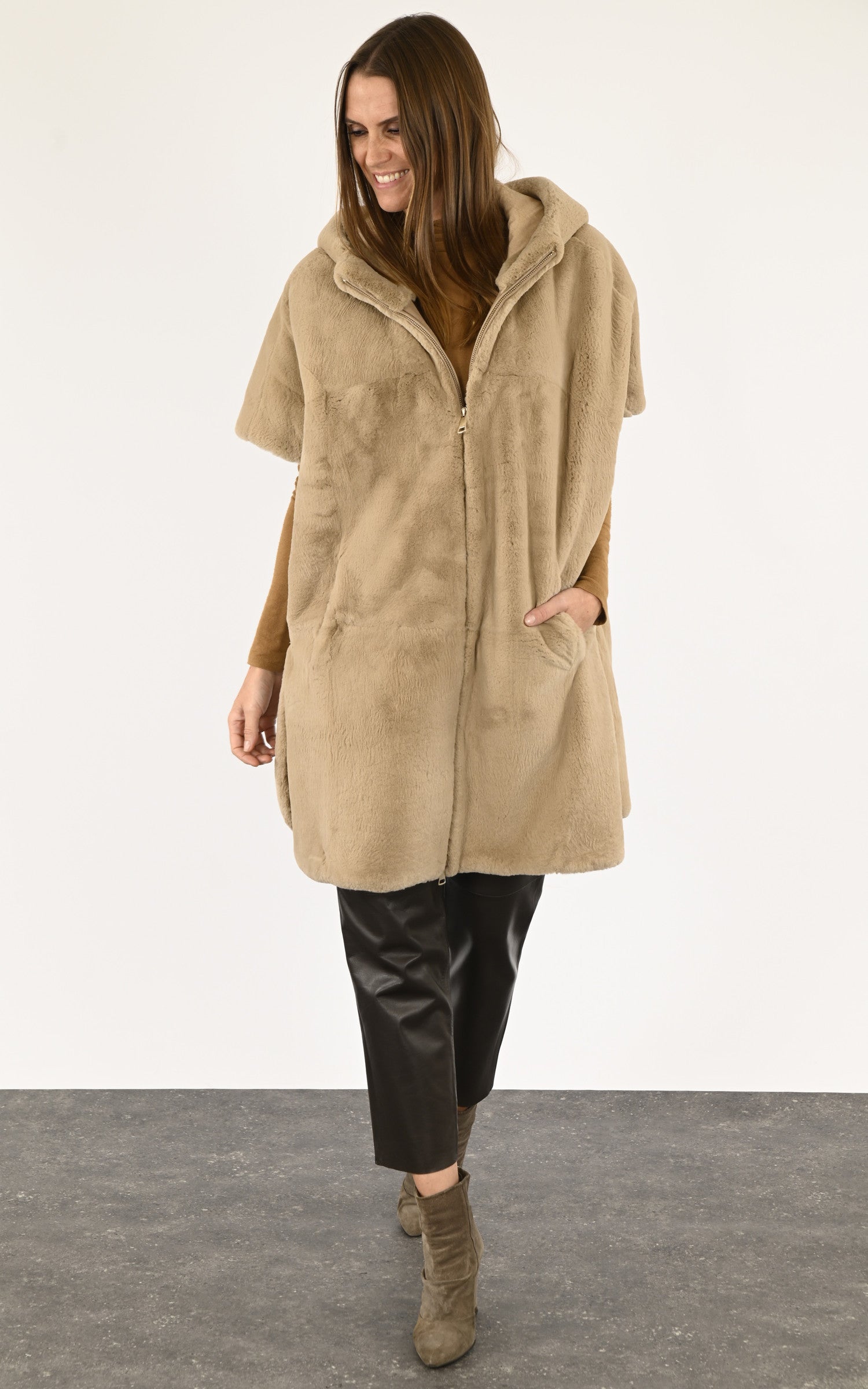 A "23M1250-RTL8" Beige Manzoni 24 Gilet Femme opened photo