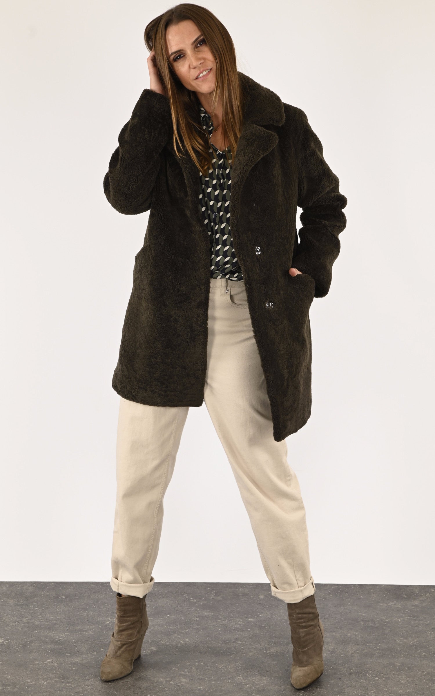 A "APRIL" Kaki Levinsky 3/4 Femme closed photo