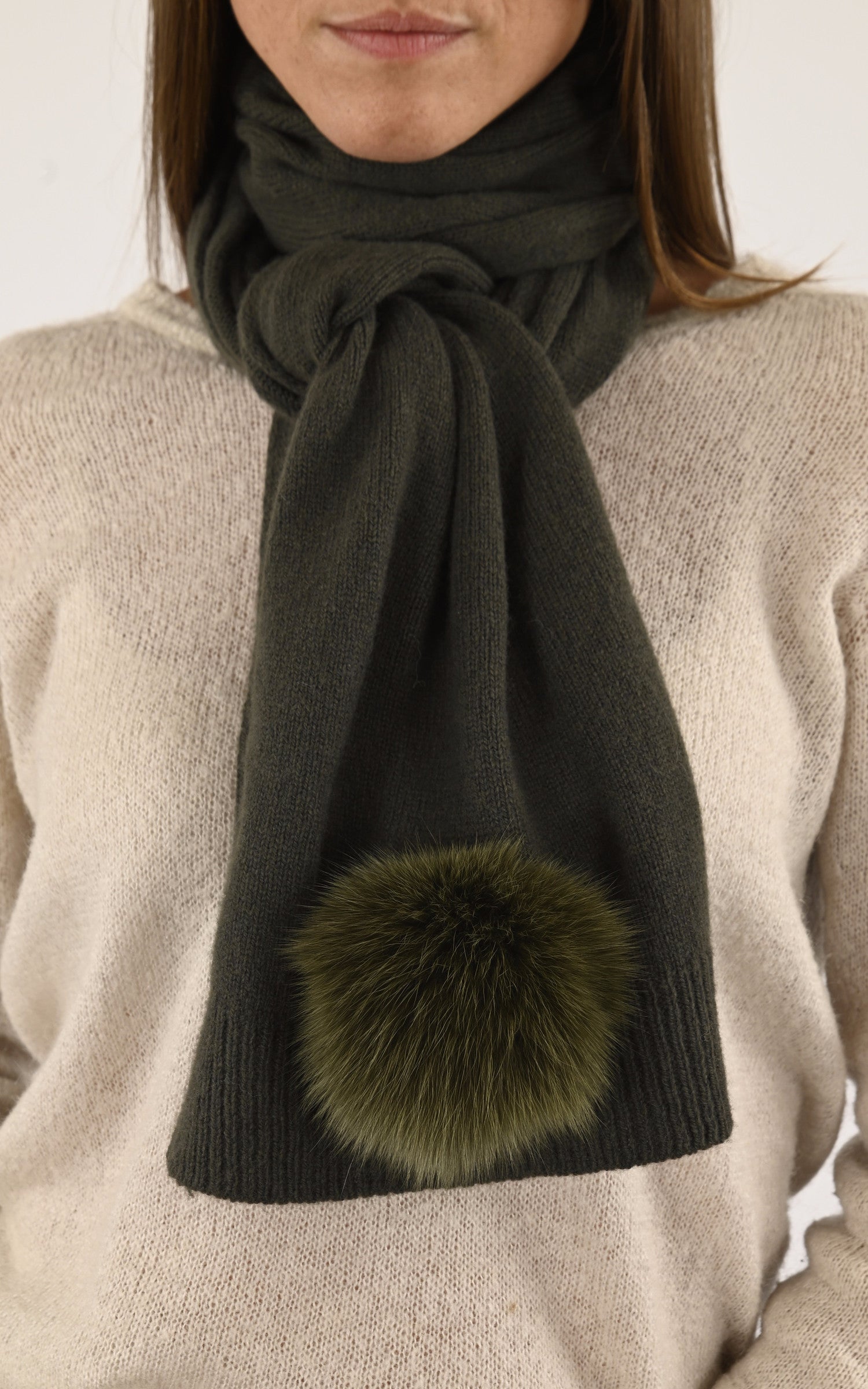 A "540/10" Kaki Lea Clement Echarpe Femme details photo
