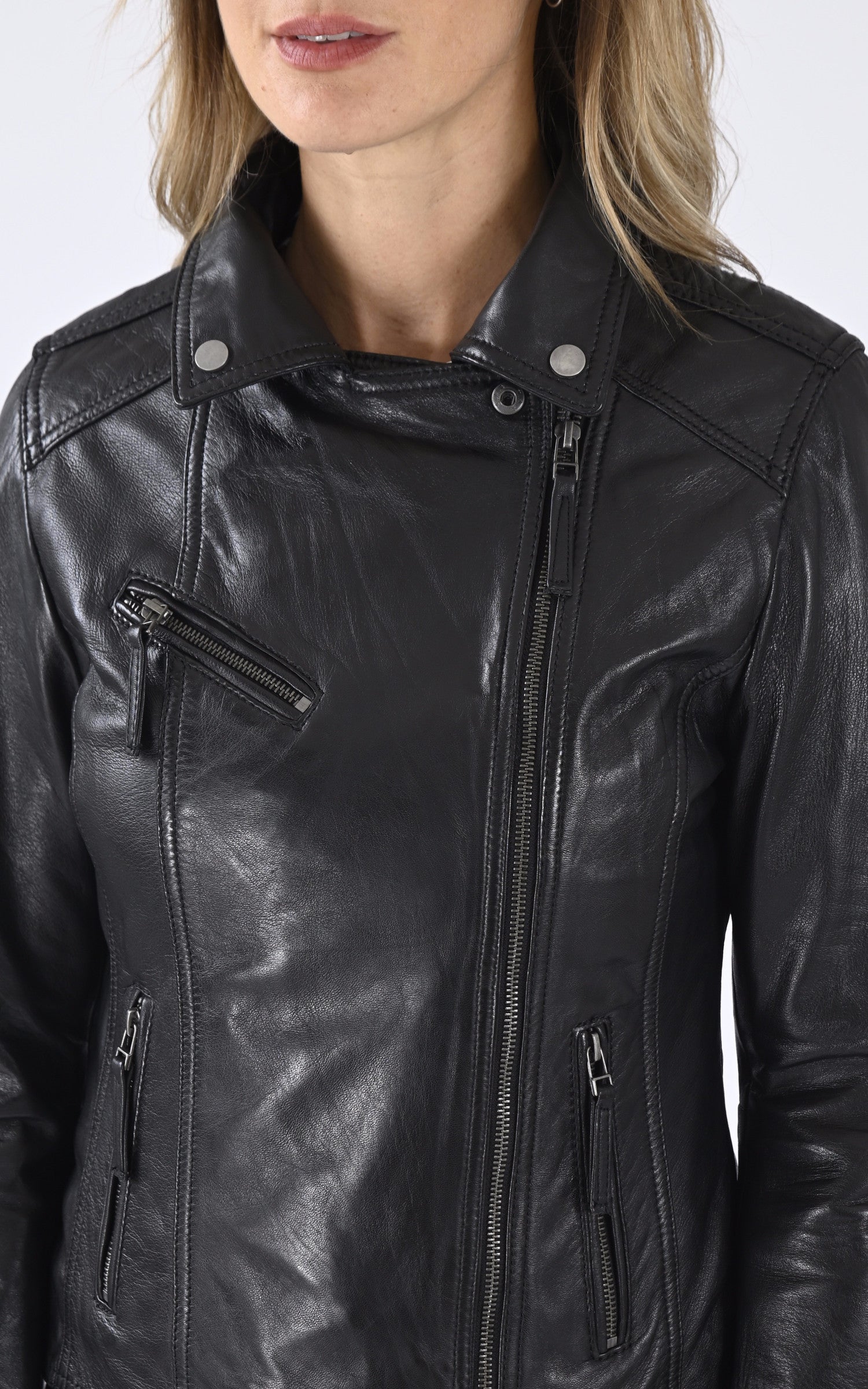 A "CLIPS 64624" Noir Oakwood Perfecto Femme details photo