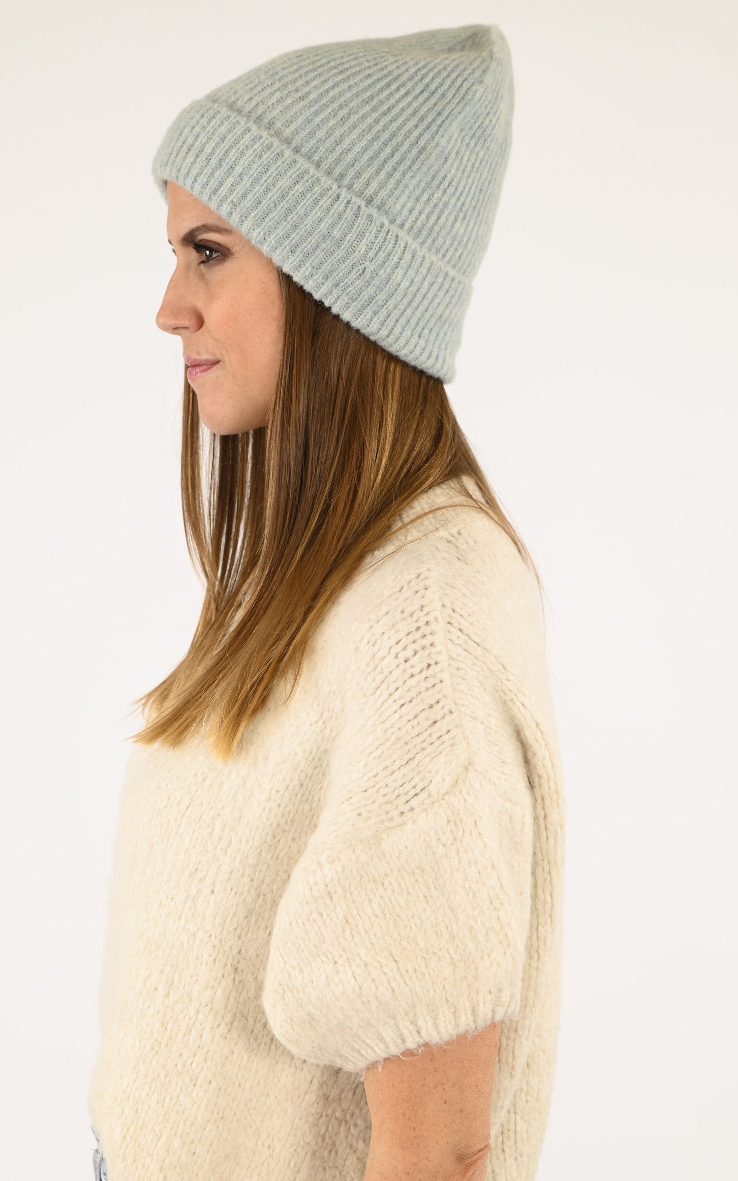 A "428/145" Bleu Lea Clement Bonnet Femme closed photo