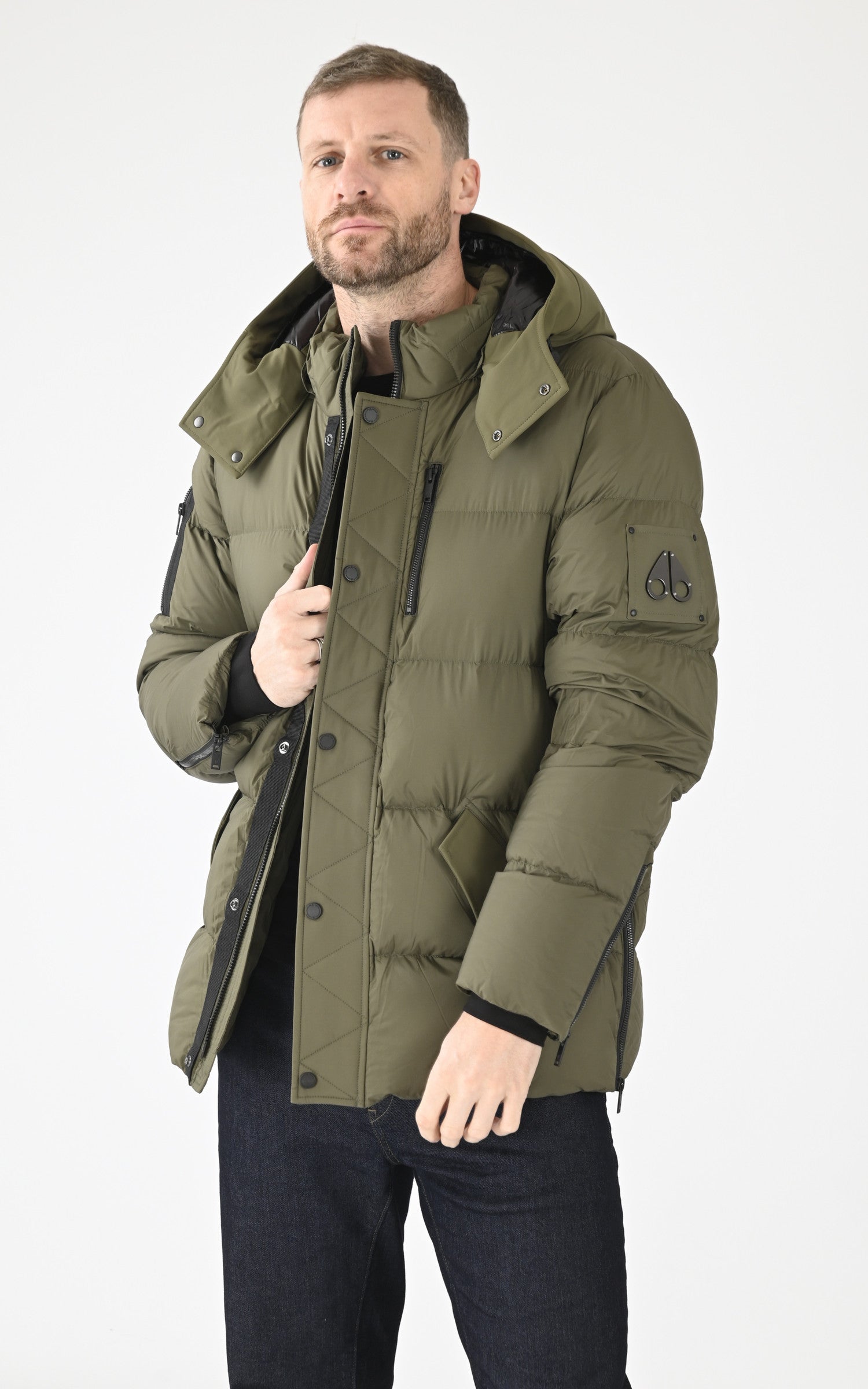 A "EVEREST 3Q M34MJ196" Kaki Moose Knuckles Ves Doudoune Homme opened photo