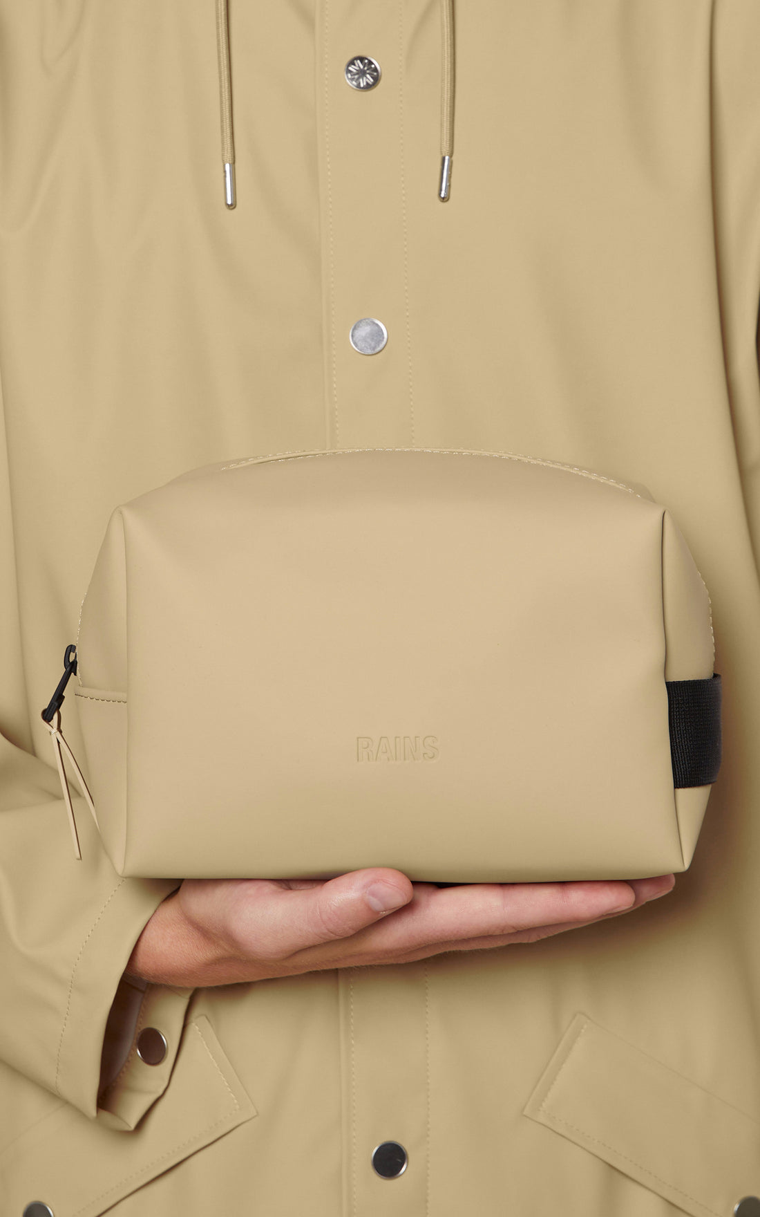 A "15580 WASH BAG SMALL" Beige Rains Pochette Mixte closed photo