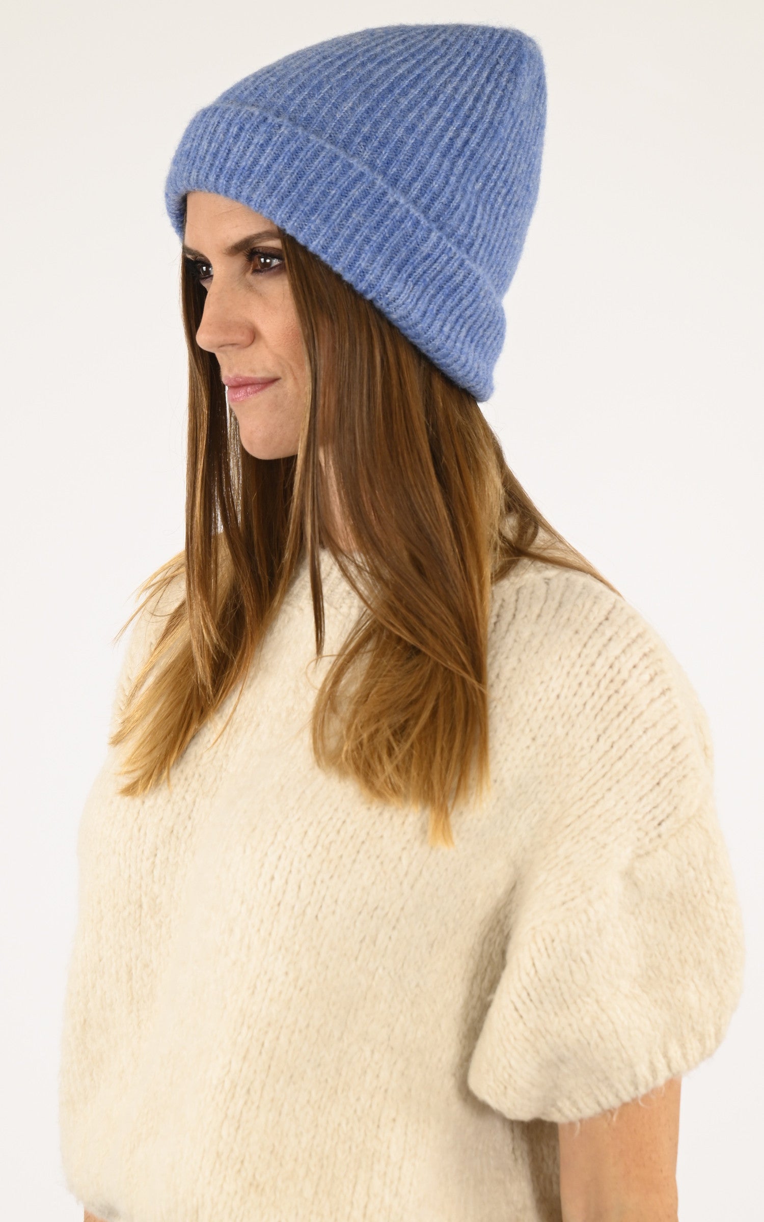 A "428/145" Bleu Lea Clement Bonnet Femme closed photo