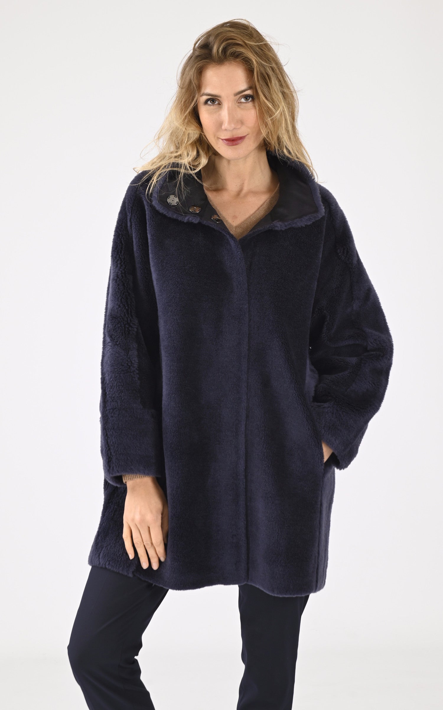 A "THALIA 64544" Bleu Marine Oakwood Veste Femme closed photo