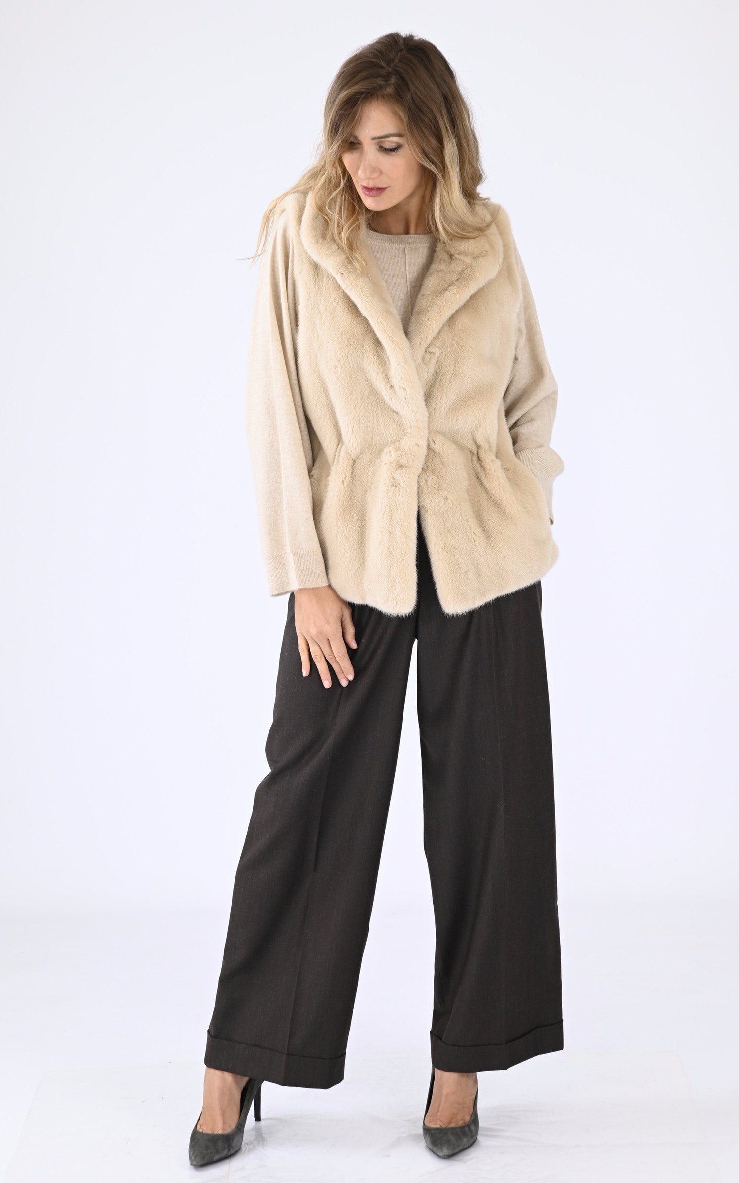 A "7038" Ecru Manakas Gilet Femme closed photo 2