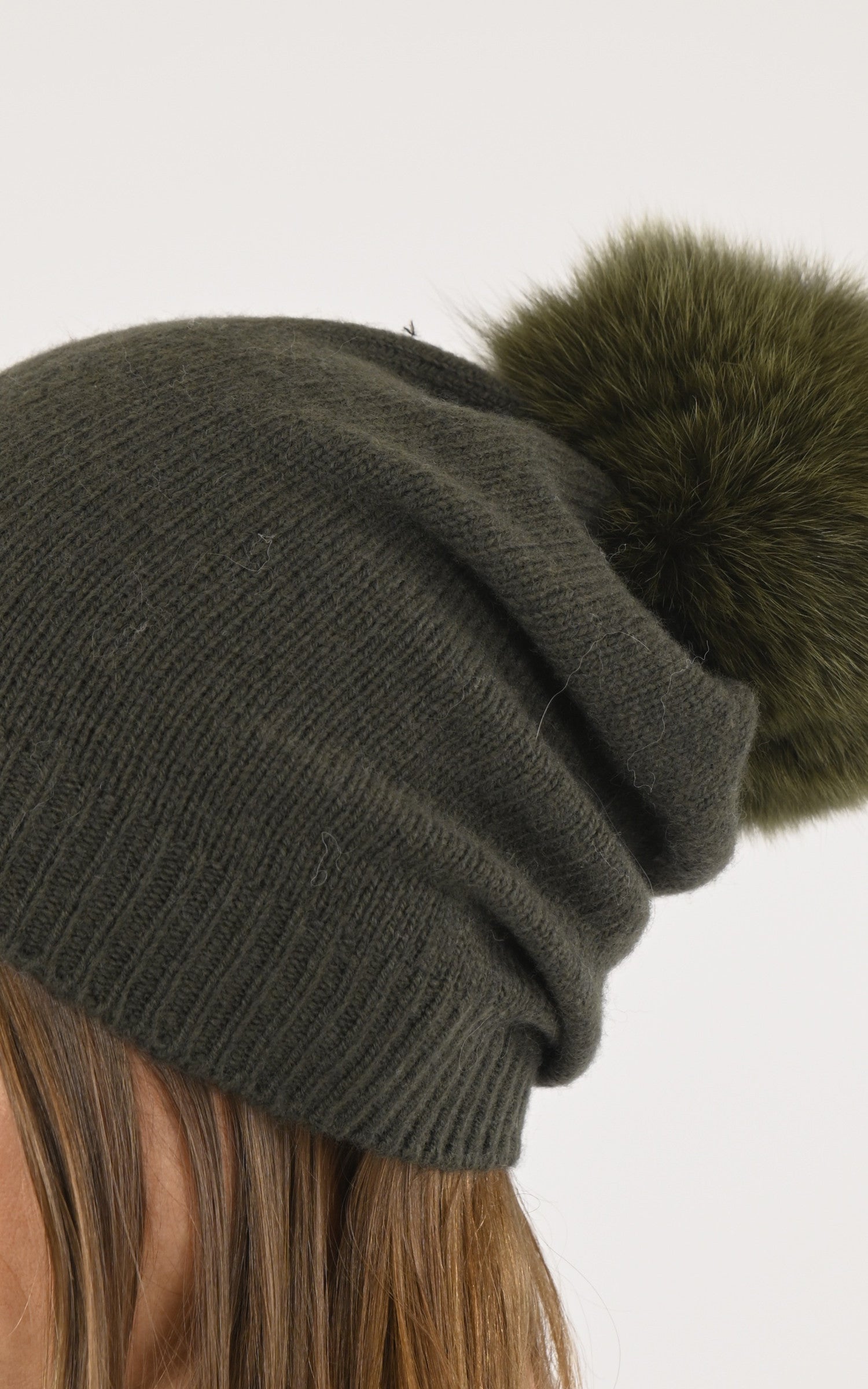 A "540/32" Kaki Lea Clement Bonnet Femme details photo