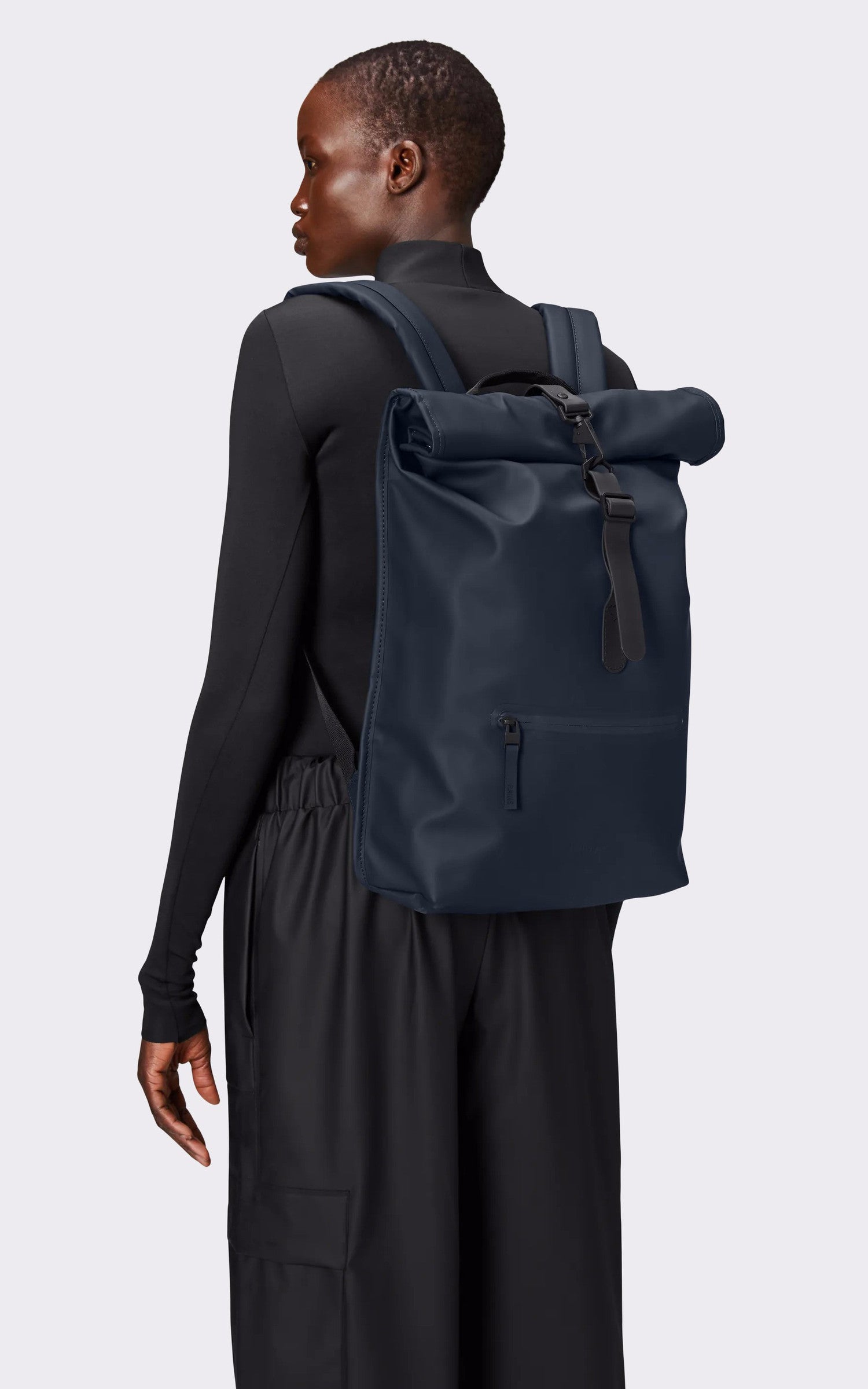 A "13320 ROLLTOP RUCKSACK" Navy Rains Sac Mixte closed photo
