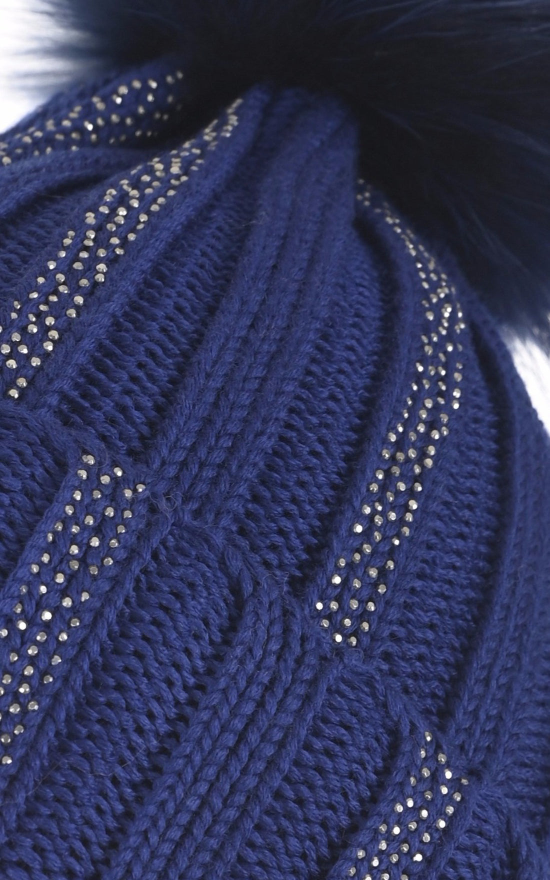 A "10729H" Bleu La Canadienne Bonnet Femme closed photo