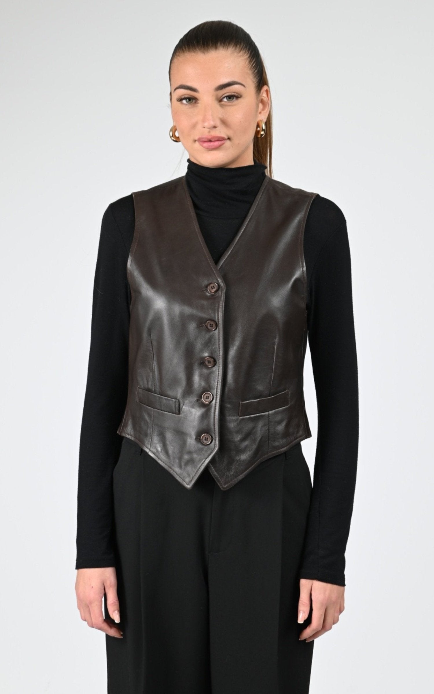 A "Gilet" Marron La Canadienne Gilet Femme closed photo