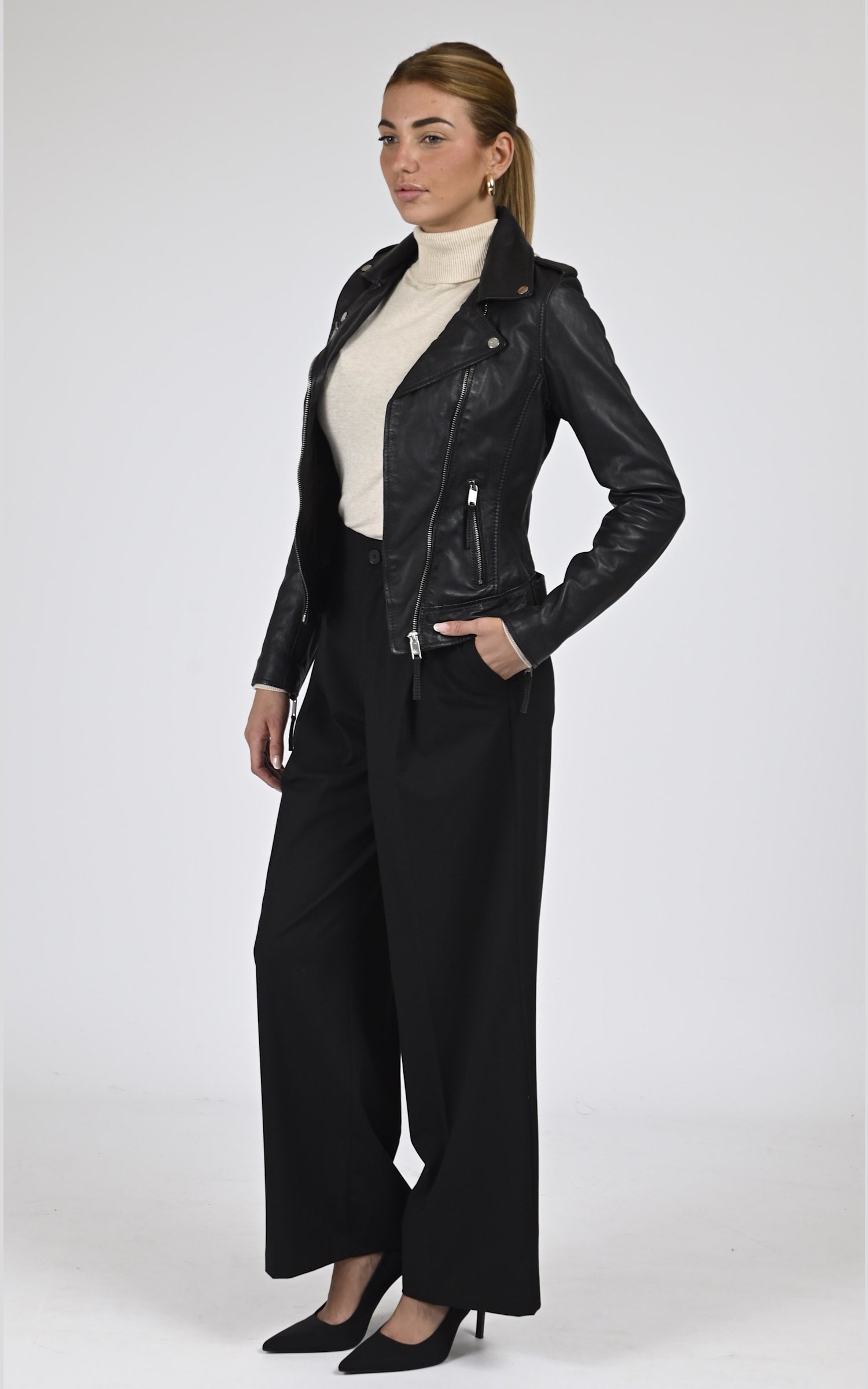 Perfecto Cuir Femme La canadienne, modèle Melanie de couleur noir 3