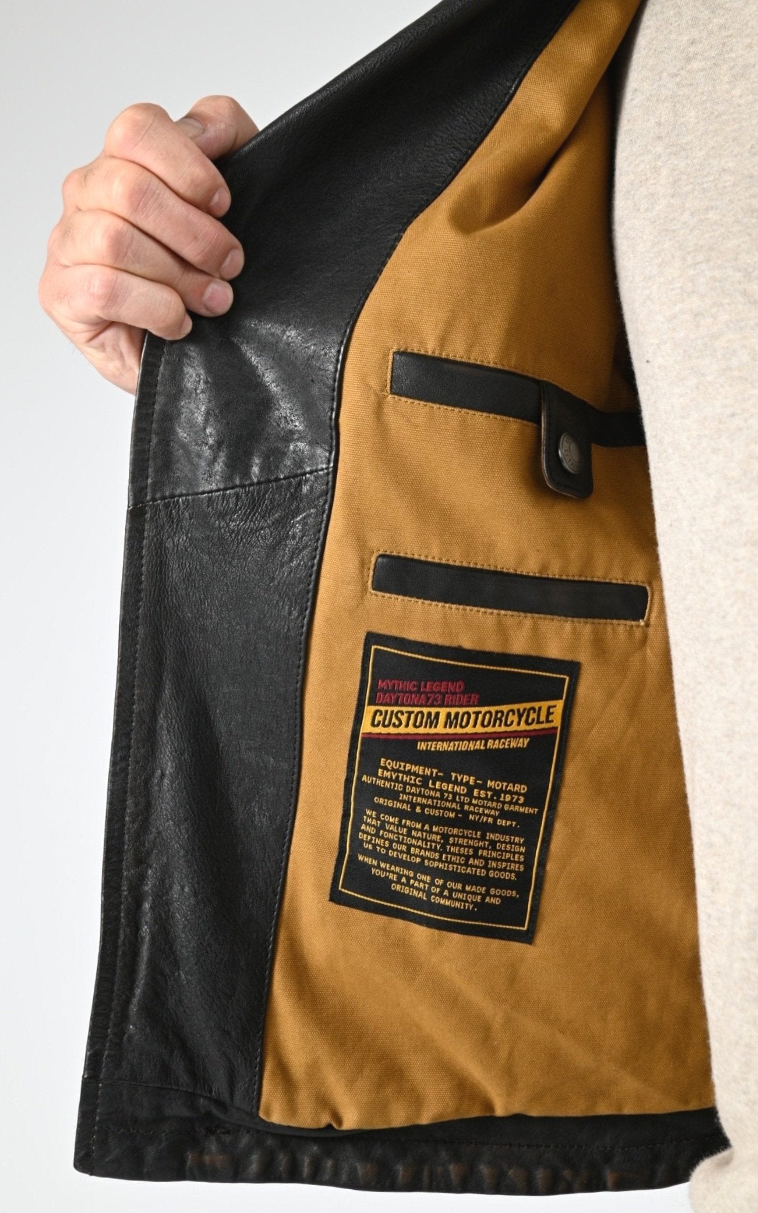 A "MIAMI 102427" Noir Daytona 73 Perfecto Homme details photo