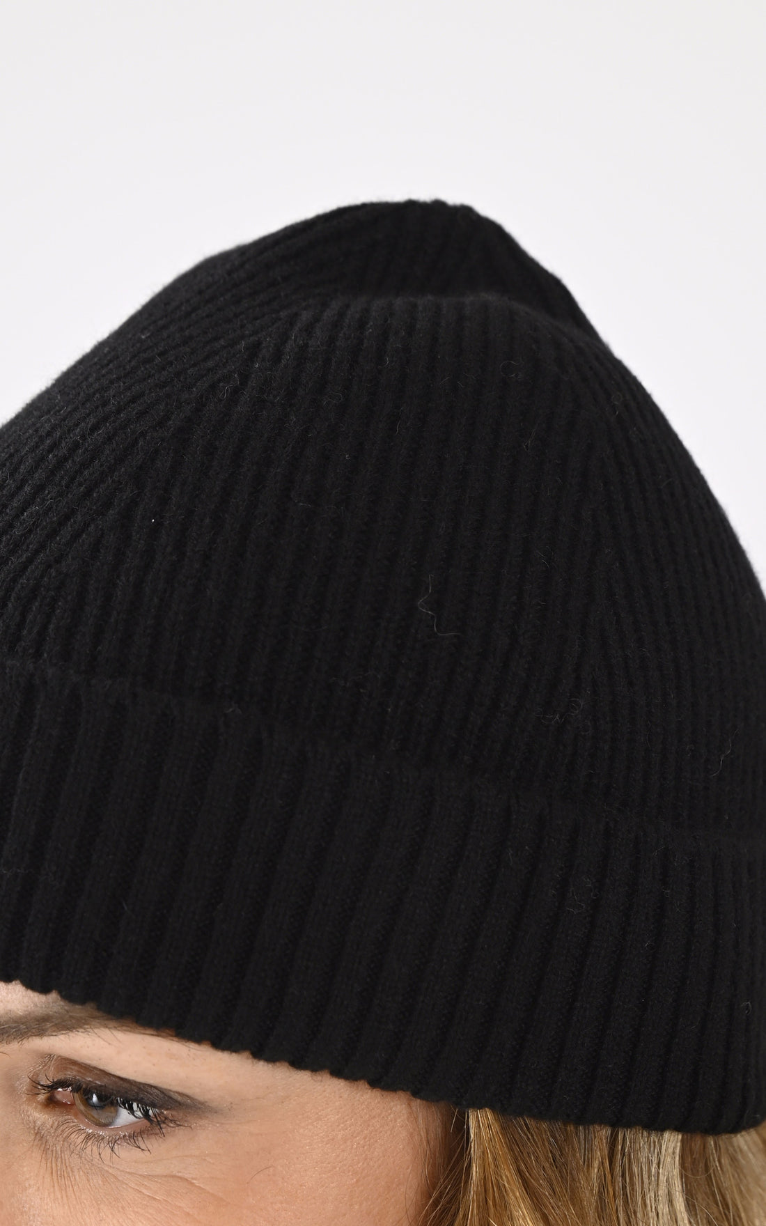 A "BART 64513" Noir Oakwood Bonnet Femme opened photo