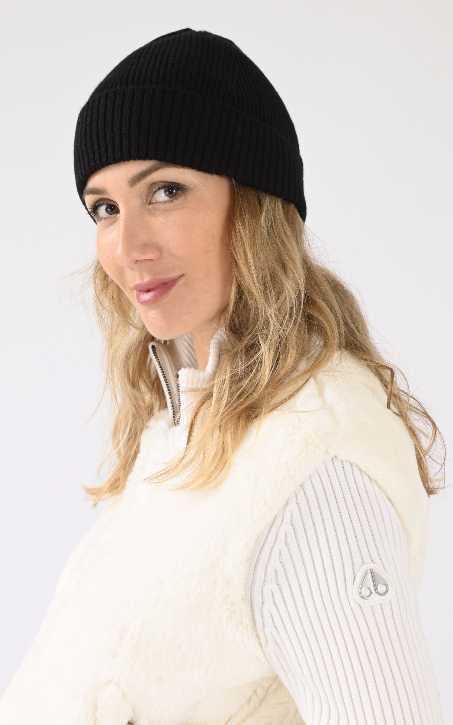A "BART 64513" Noir Oakwood Bonnet Femme closed photo