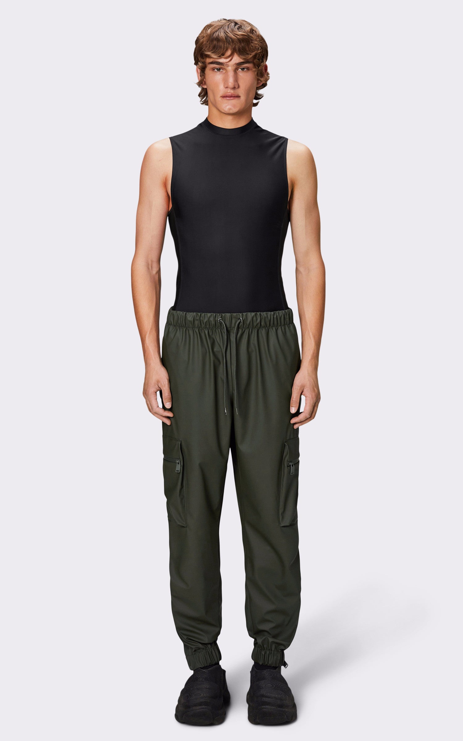 A "18850 PANTS CARGO REGULAR" Vert Rains Pantalon Femme closed photo