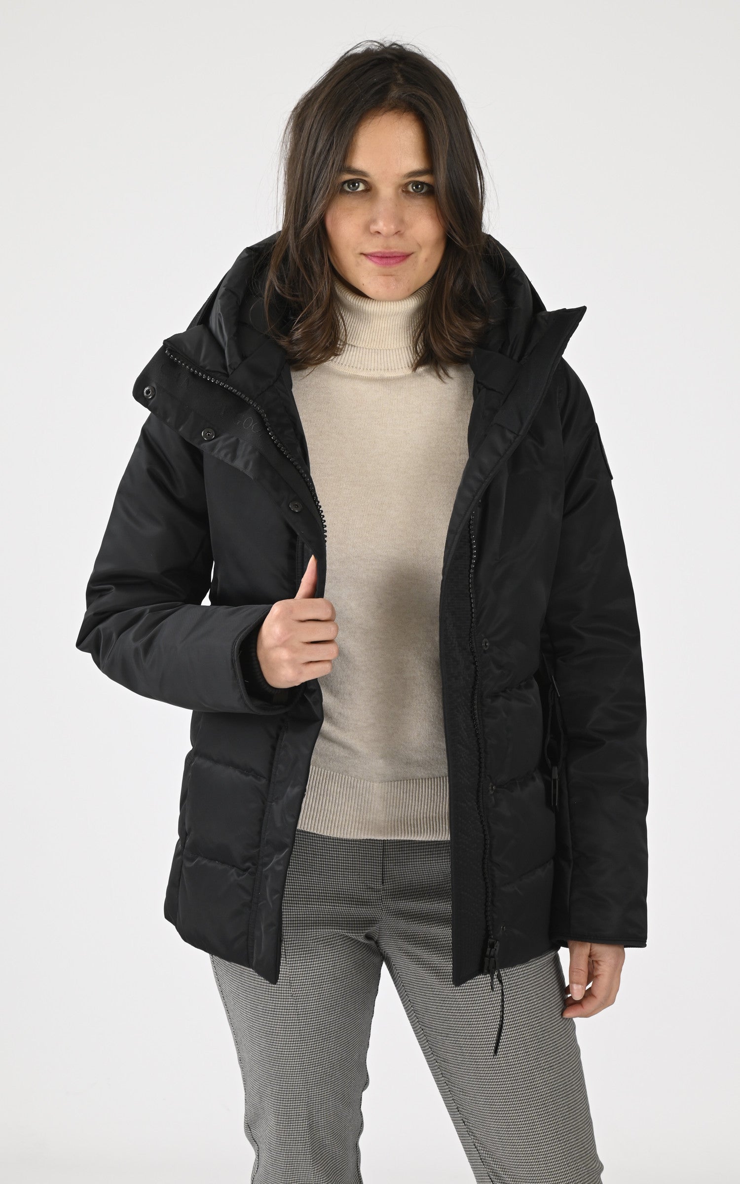 A "MACKENNA 3852WB" Noir Canada Goose Ves Doudoune Femme opened photo
