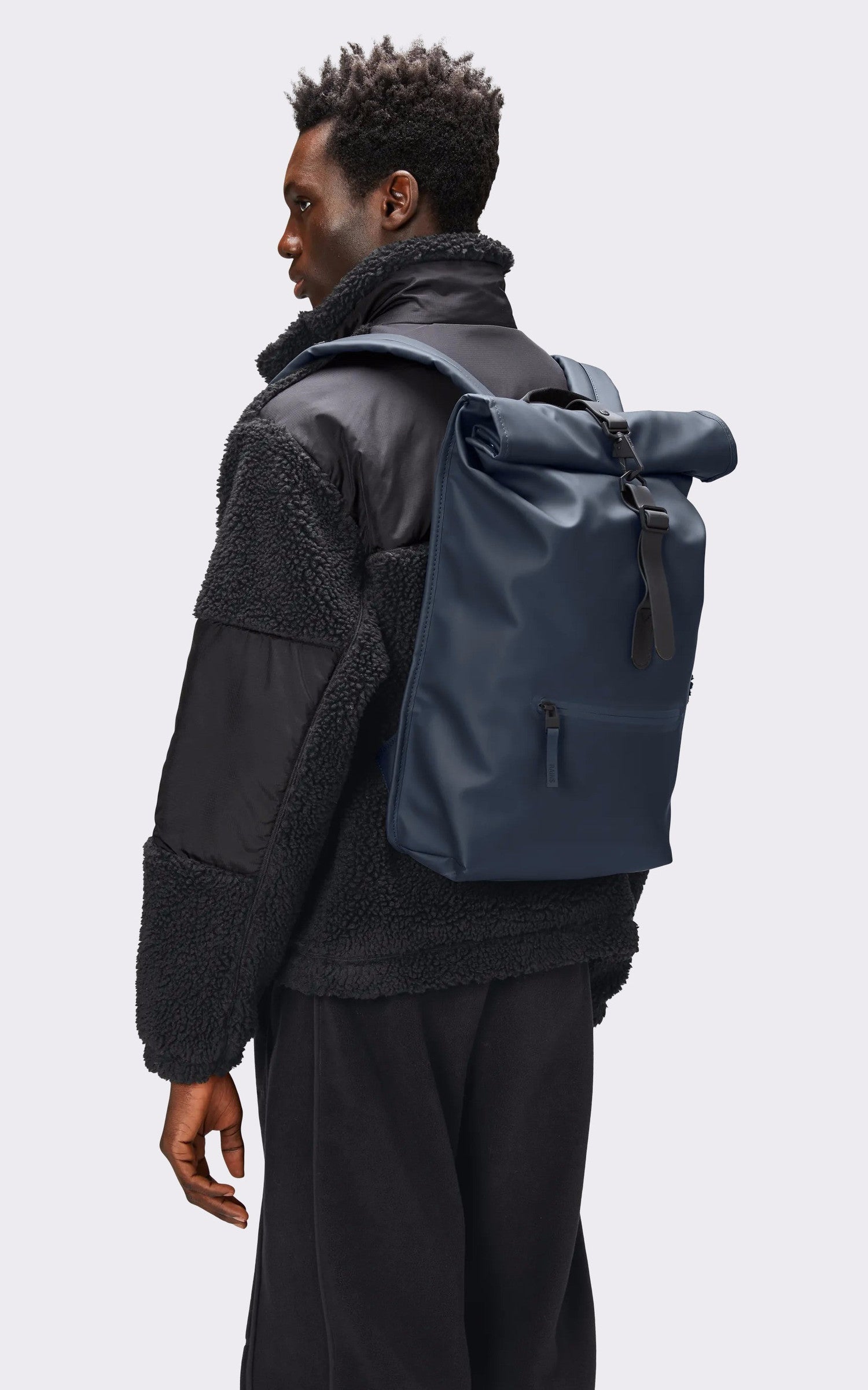 A "13320 ROLLTOP RUCKSACK" Navy Rains Sac Mixte opened photo