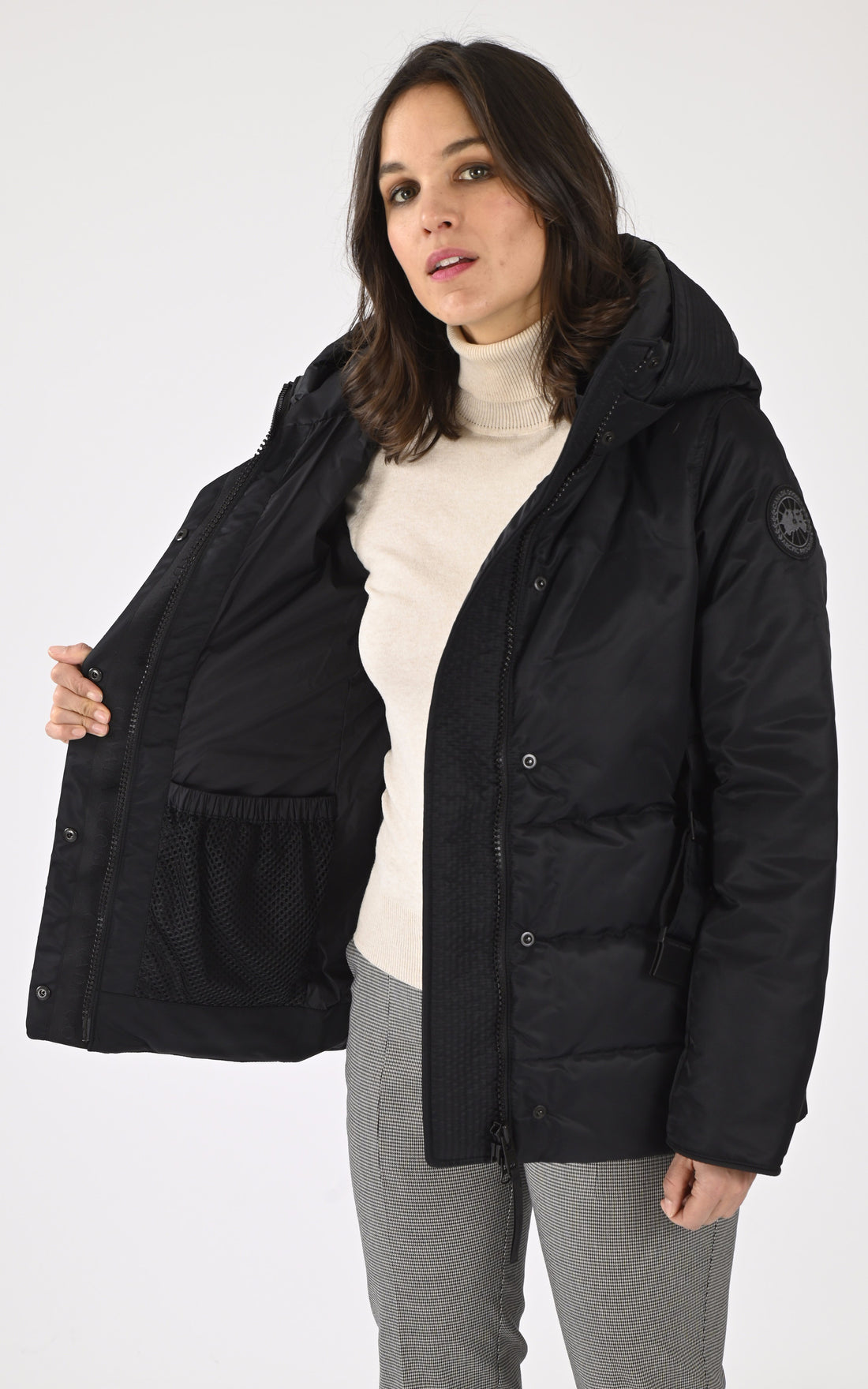 A "MACKENNA 3852WB" Noir Canada Goose Ves Doudoune Femme opened photo