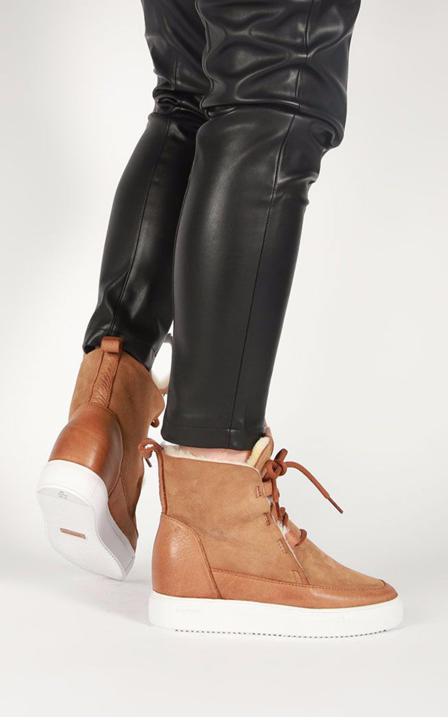 A "YL56 KALLIK" Camel Blackstone Boots Femme back photo