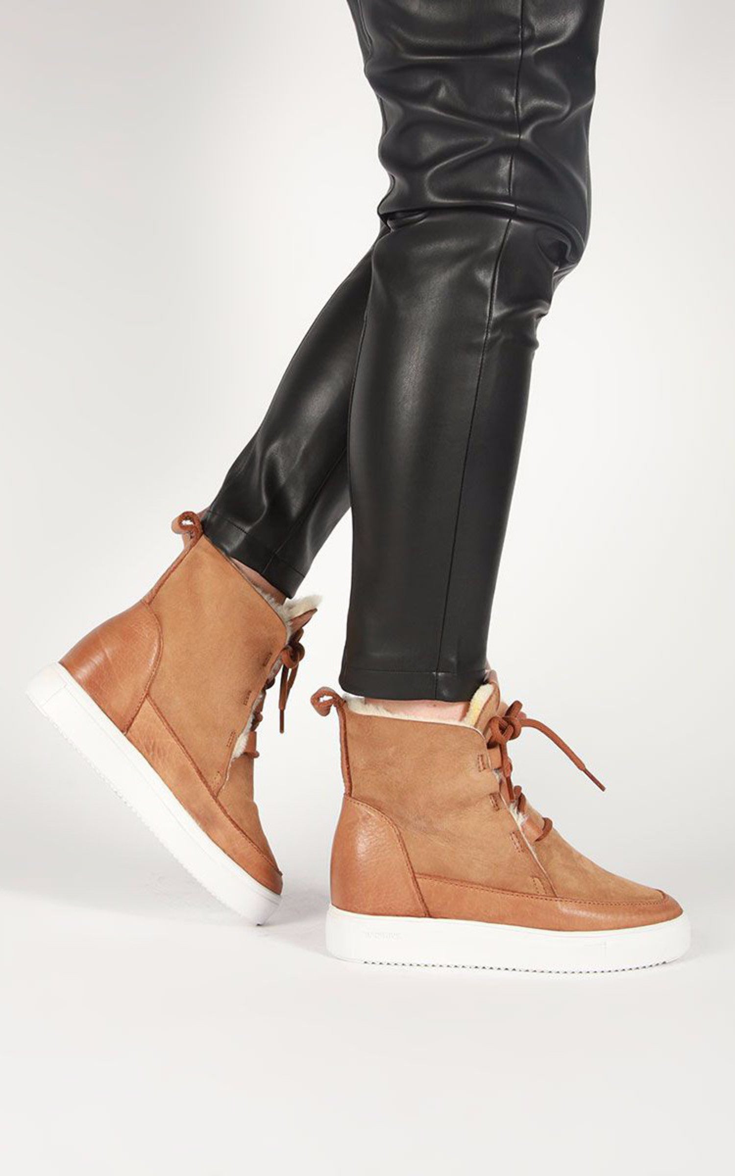 A "YL56 KALLIK" Camel Blackstone Boots Femme interior photo