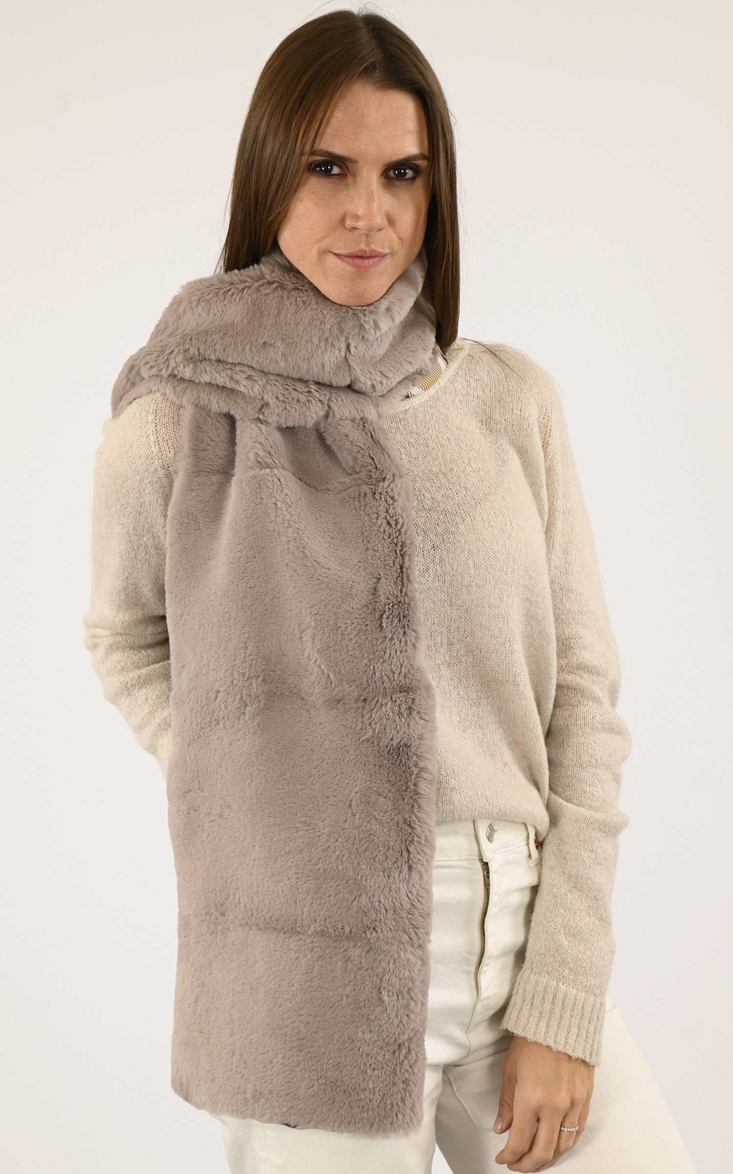 A "120/97" Beige Lea Clement Echarpe Femme closed photo