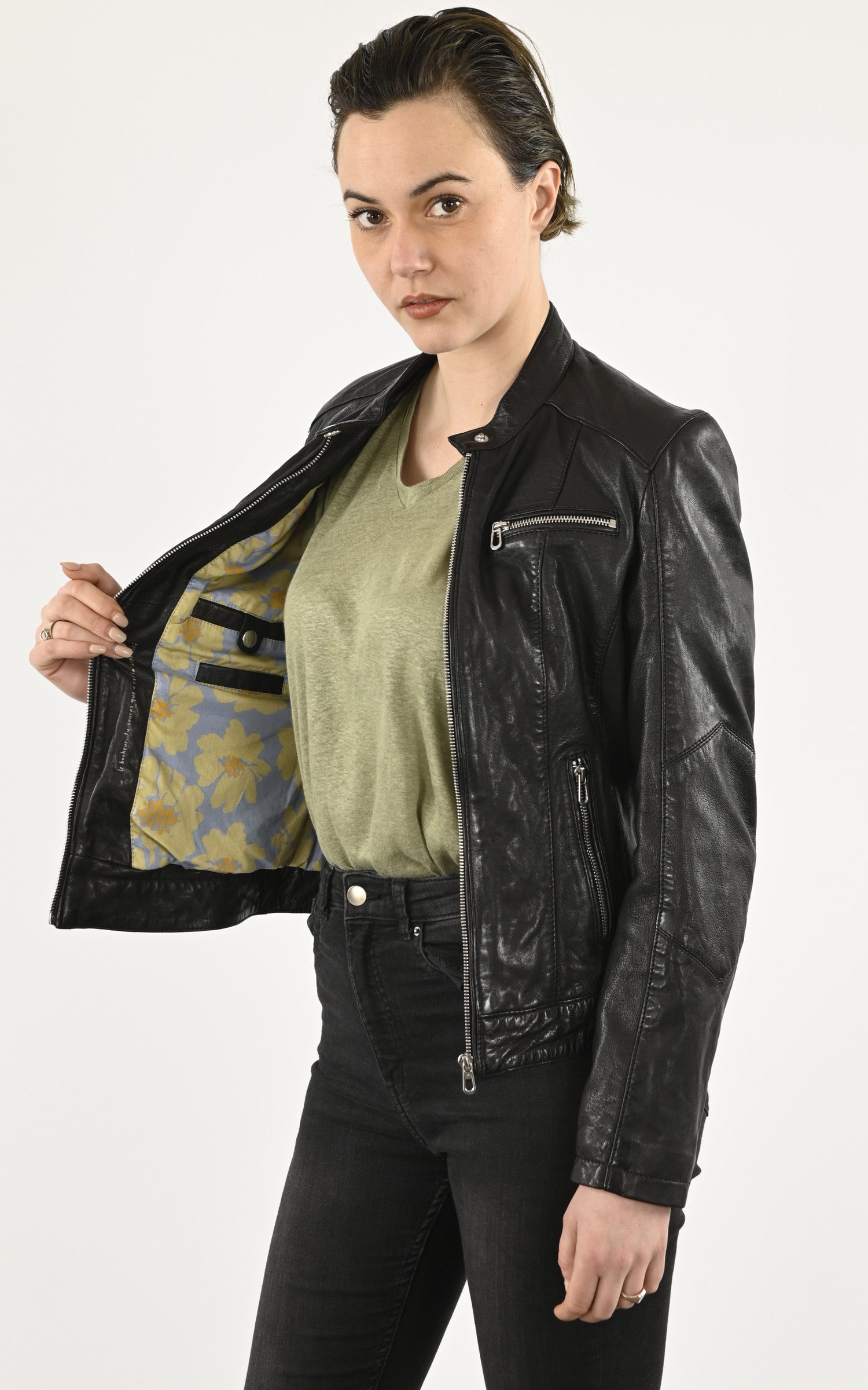 A "JOLYA 102581" Black Rose Garden Blouson Femme interior photo