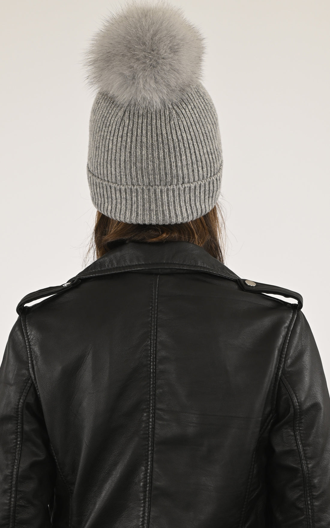 A "540/22" Gris Lea Clement Bonnet Femme opened photo