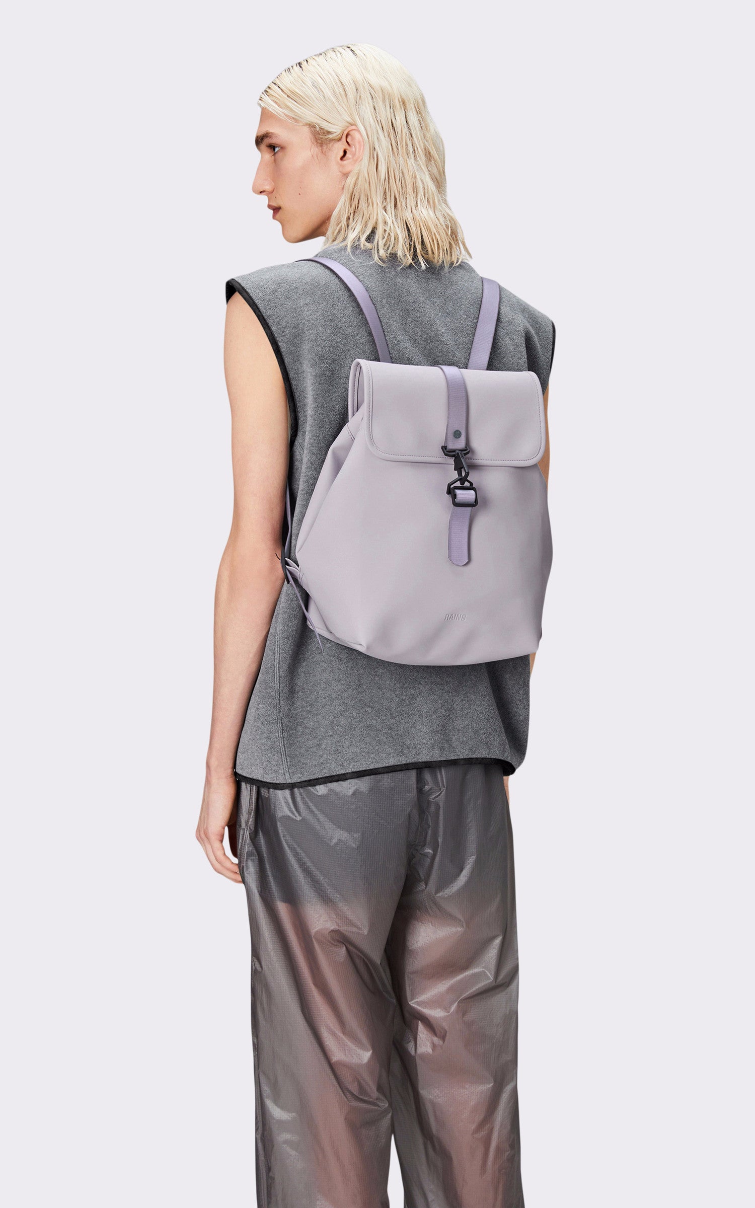 A "13040 BUCKET BACKPACK" Gris Rains Sac Mixte opened photo