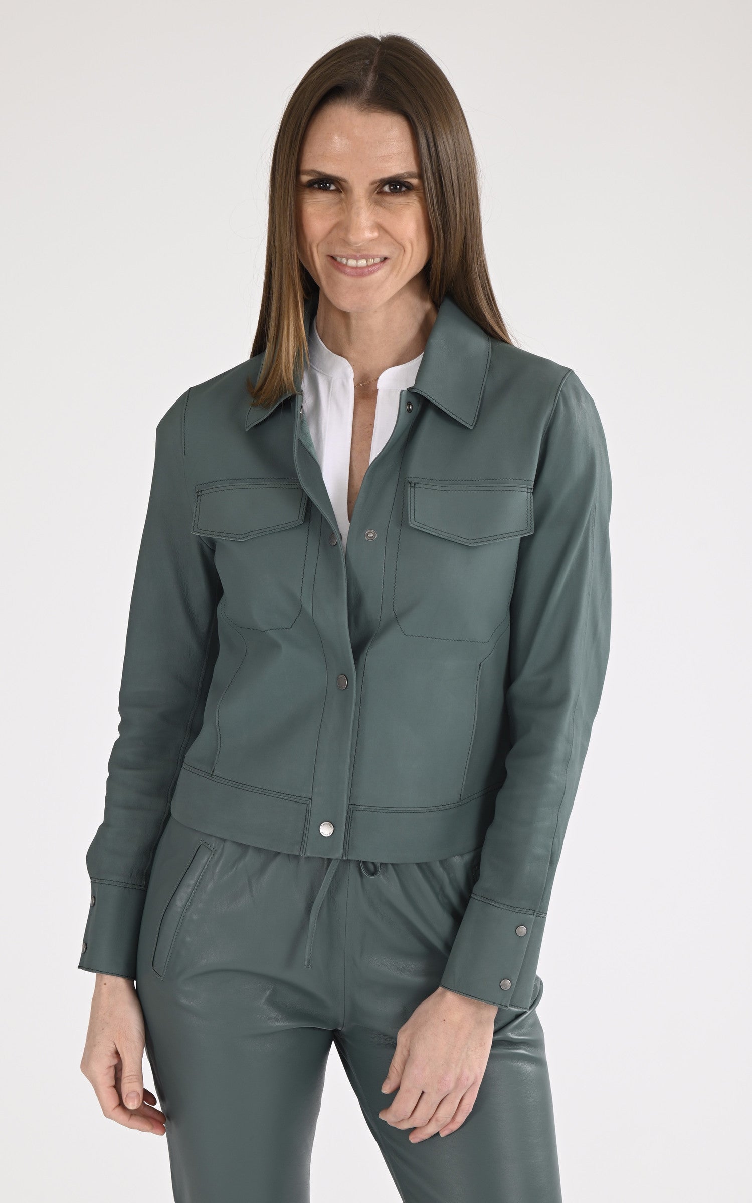 A "RUBY 65029" Vert Oakwood Veste Femme closed photo 2