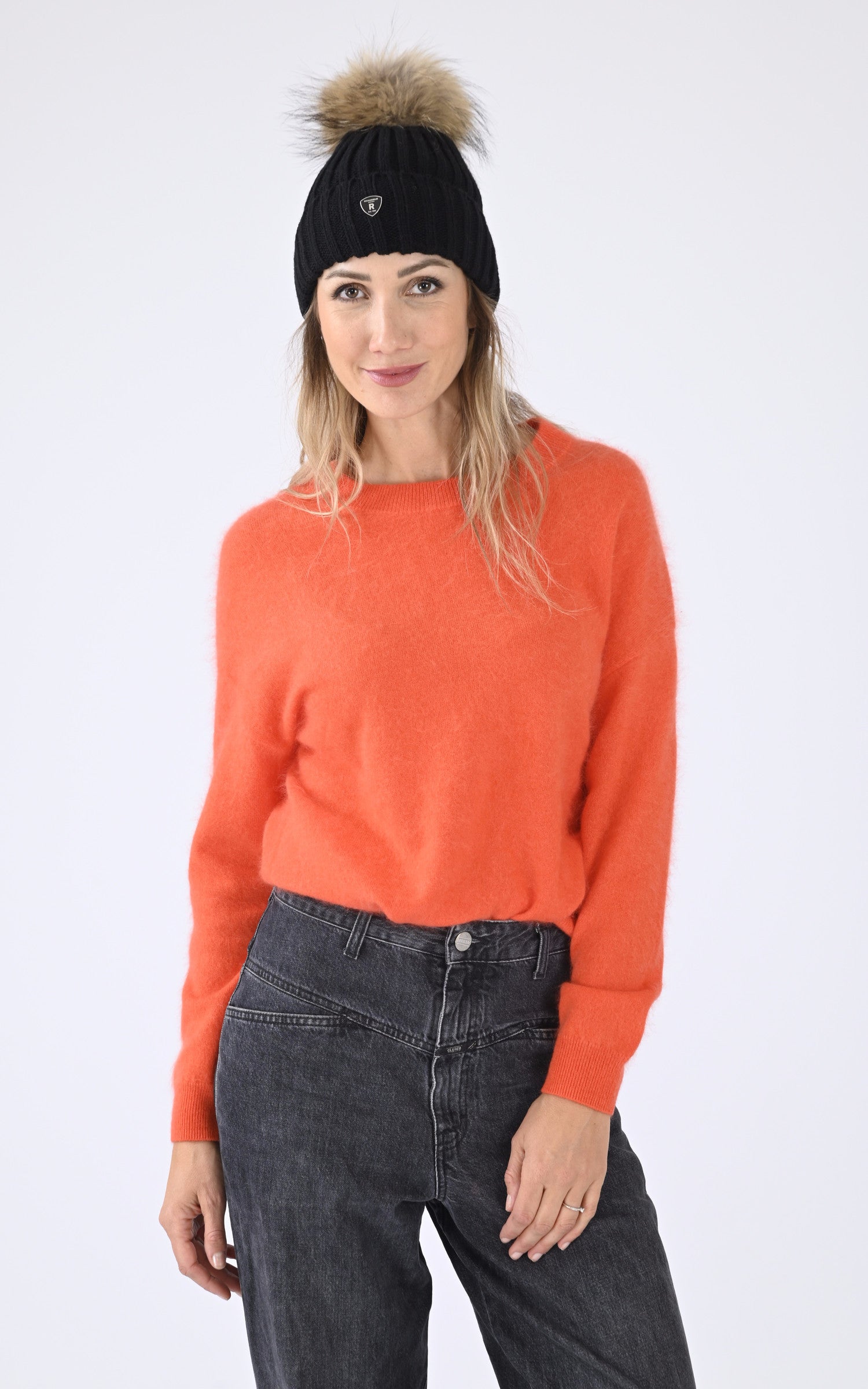A "HAT POM POM" Noir Rock and Blue Bonnet Femme opened photo