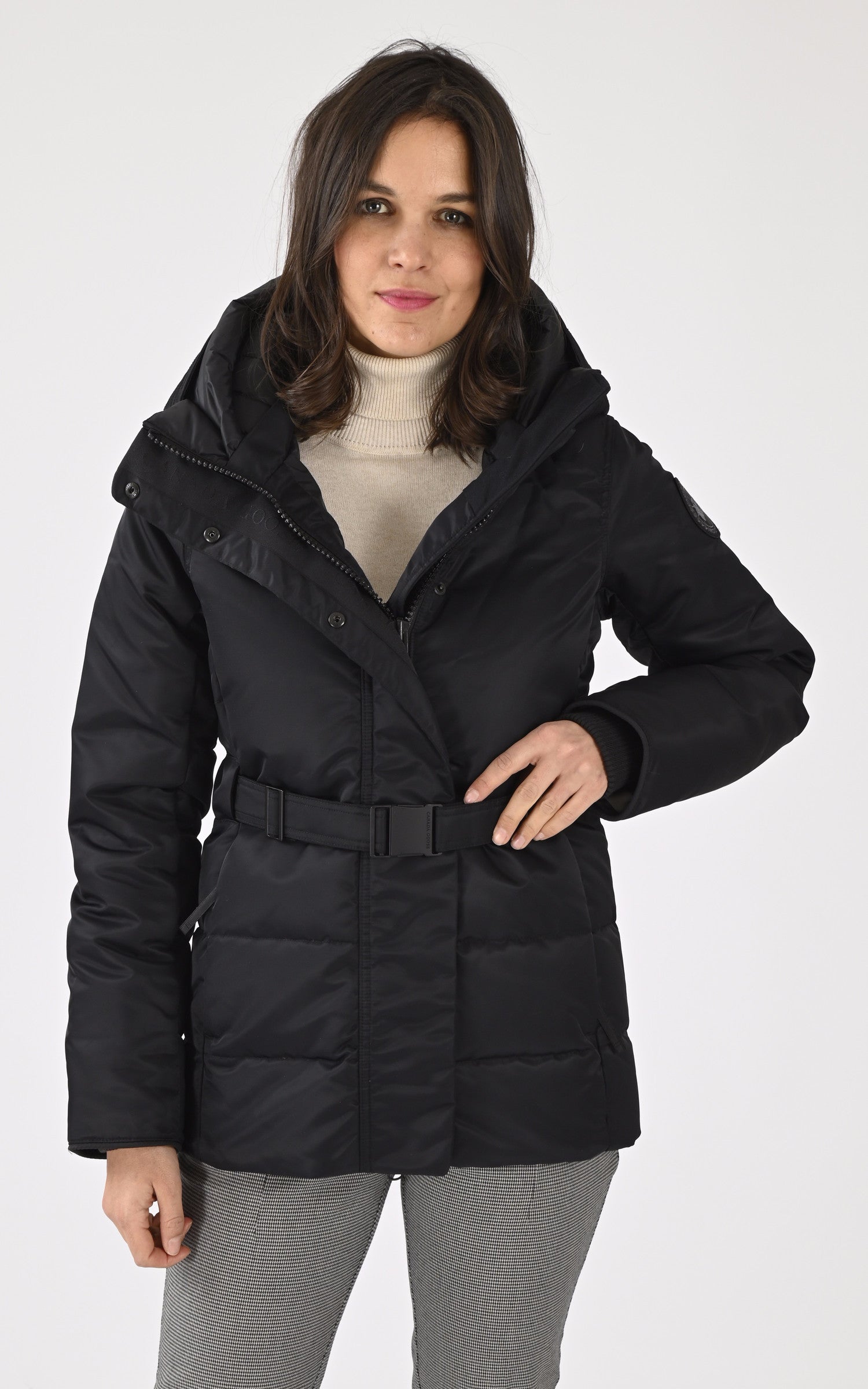 A "MACKENNA 3852WB" Noir Canada Goose Ves Doudoune Femme closed photo