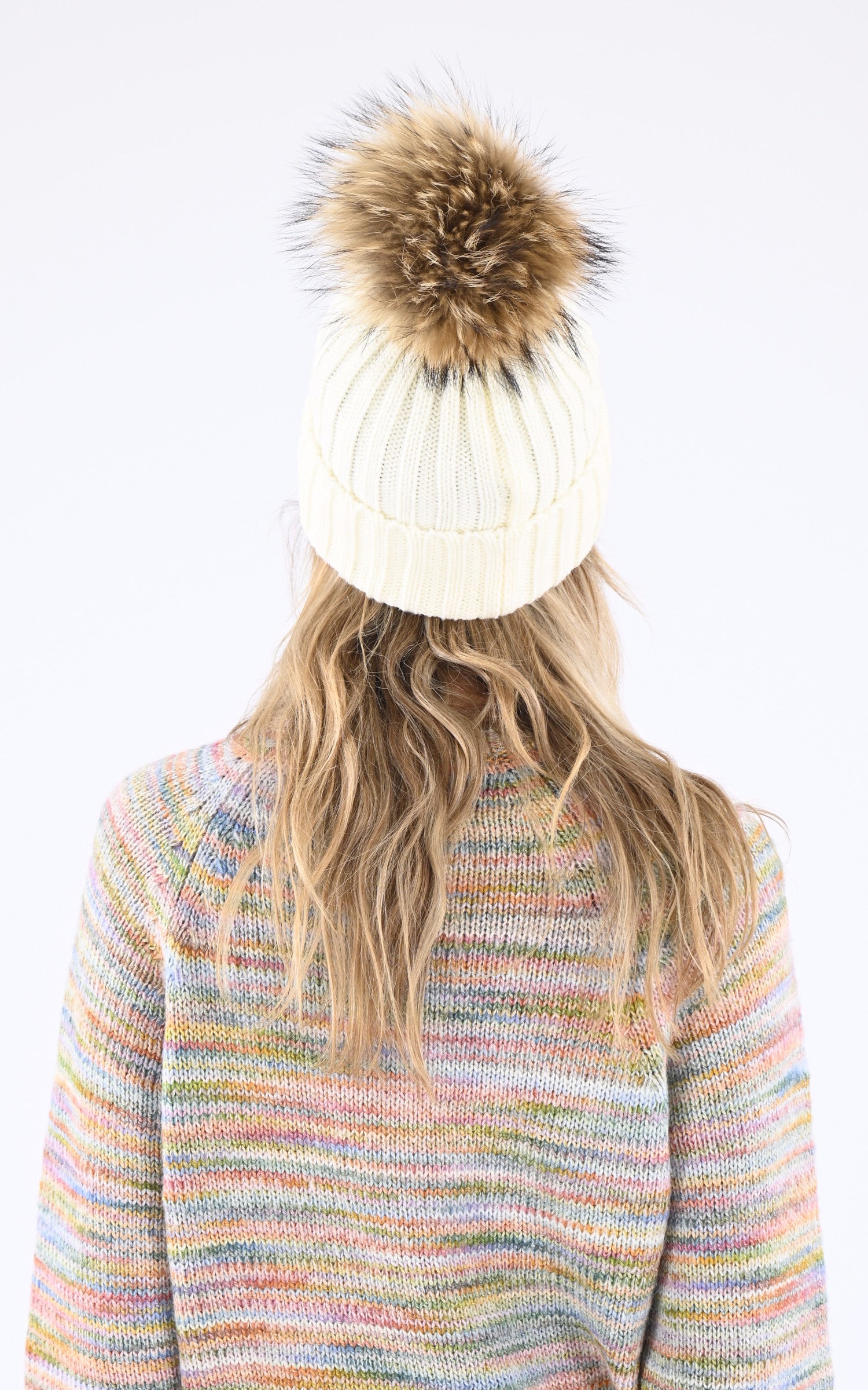 A "HAT POM POM" Blanc Rock and Blue Bonnet Femme interior photo