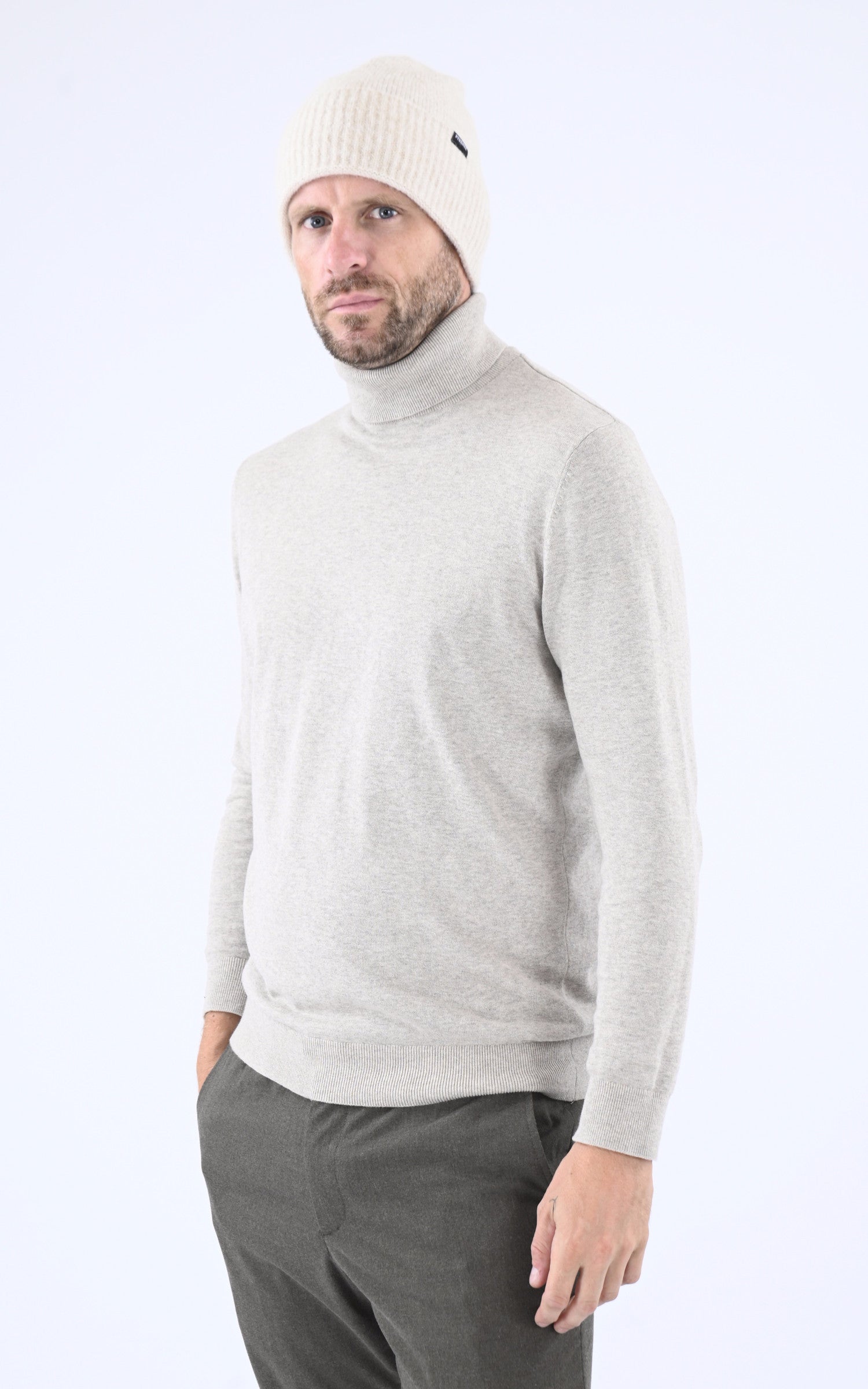 A "SOAZIG 2" Beige Pyrenex Bonnet Mixte closed photo