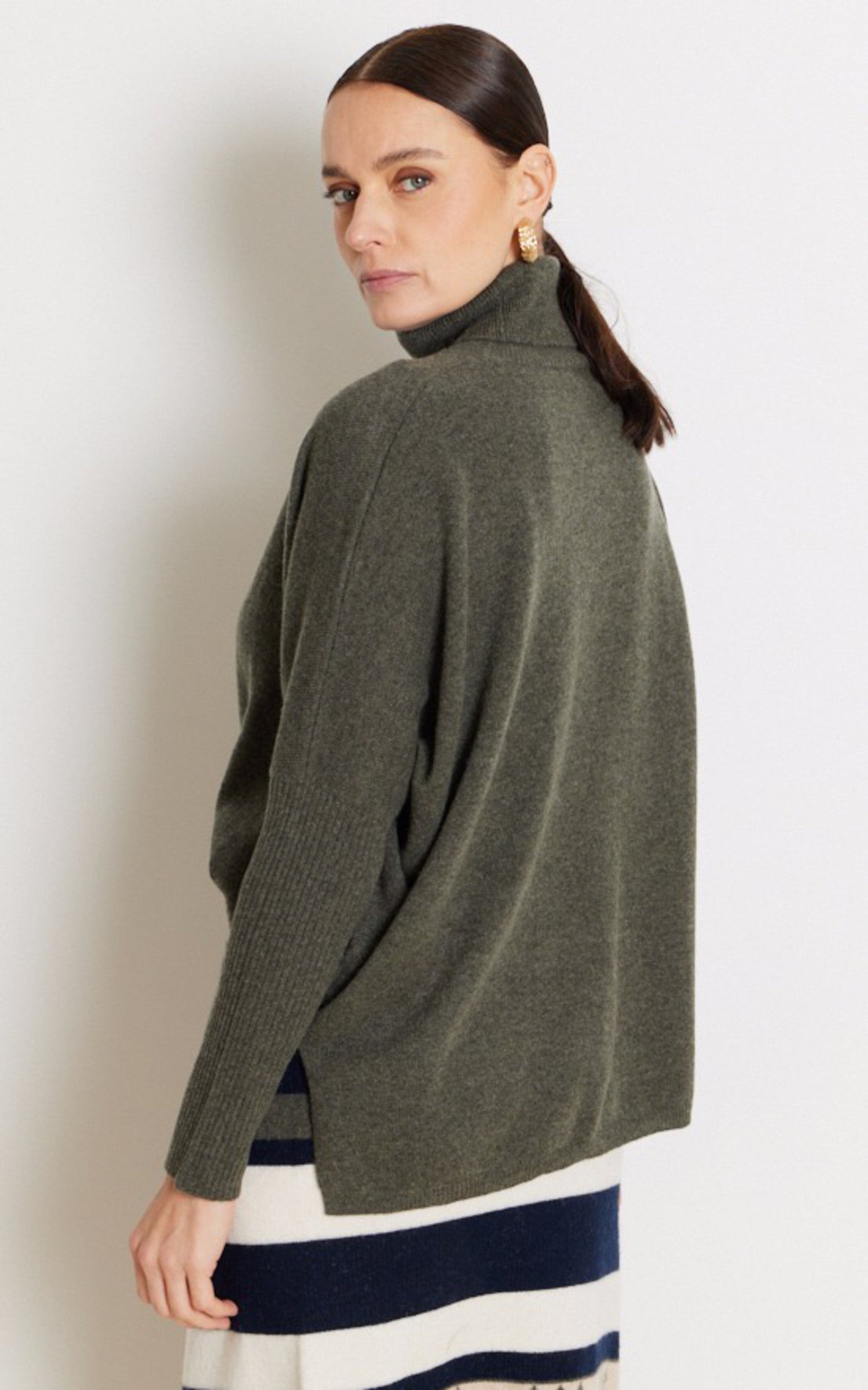 A "MARGARETH 4504003C" Kaki Notshy Pull Femme interior photo