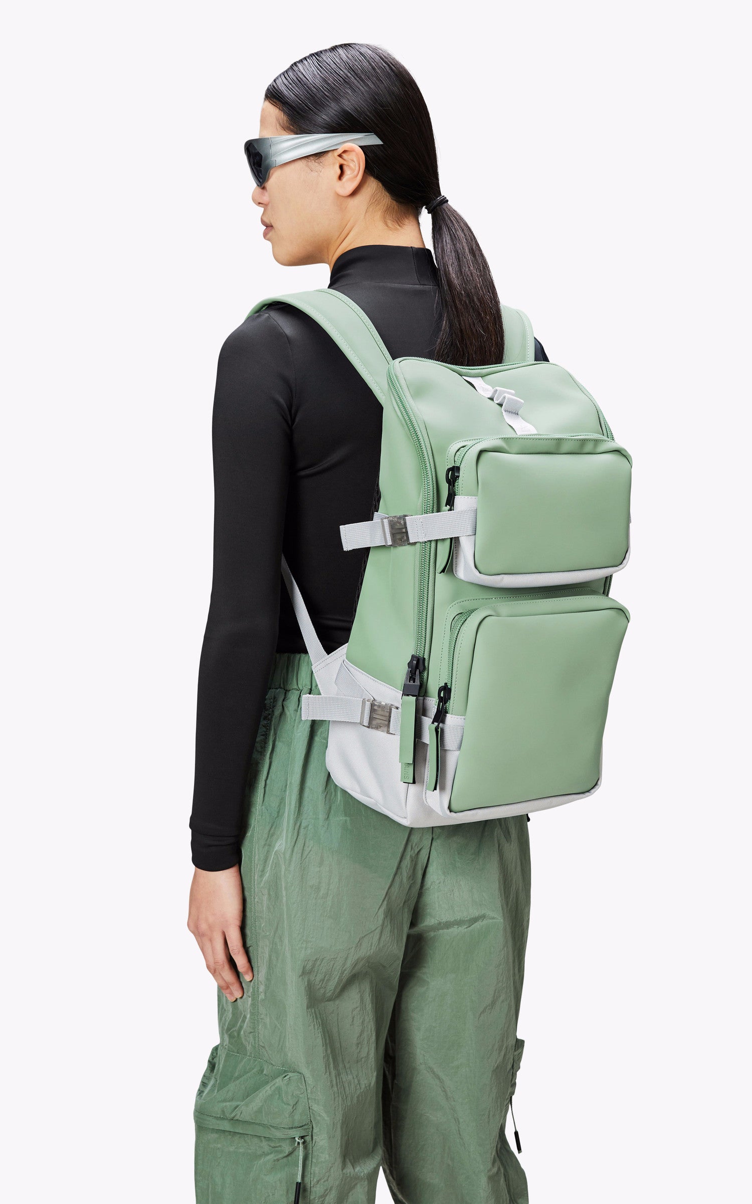 A "14330 TRAIL CARGO BACKPACK" Bleu Rains Sac Mixte closed photo