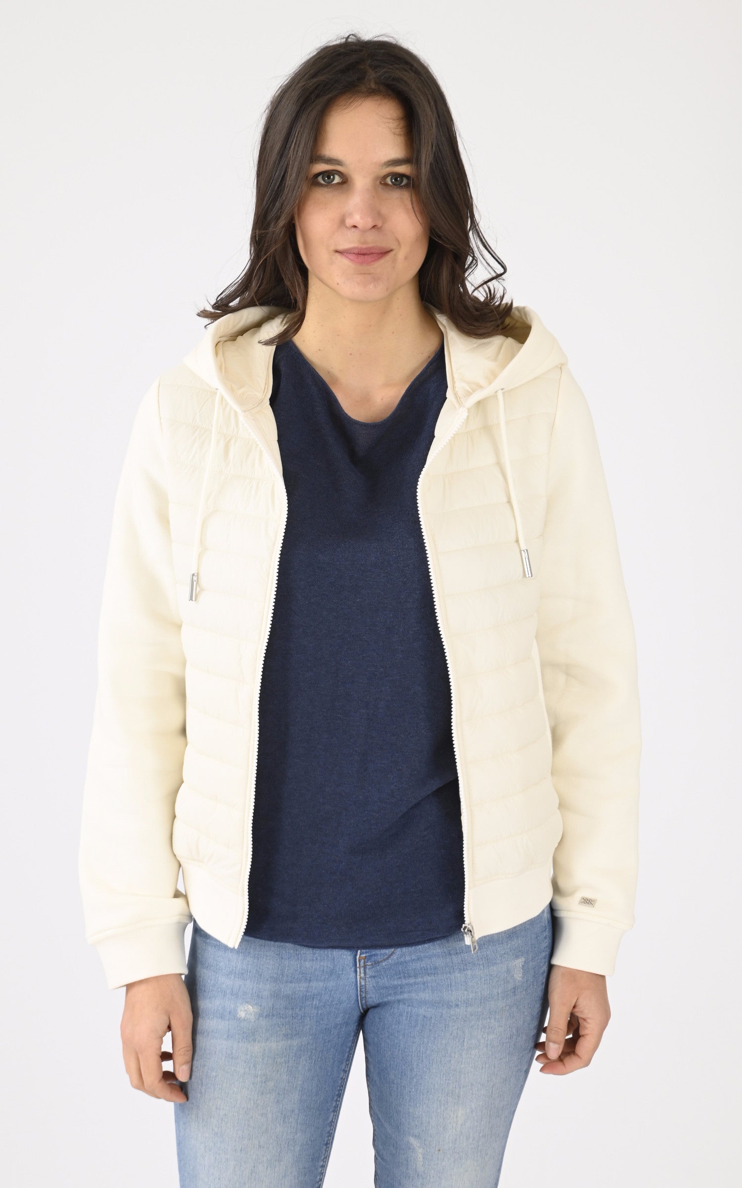 A "LUCINDA" Crème Soia & Kyo Gilet Femme opened photo