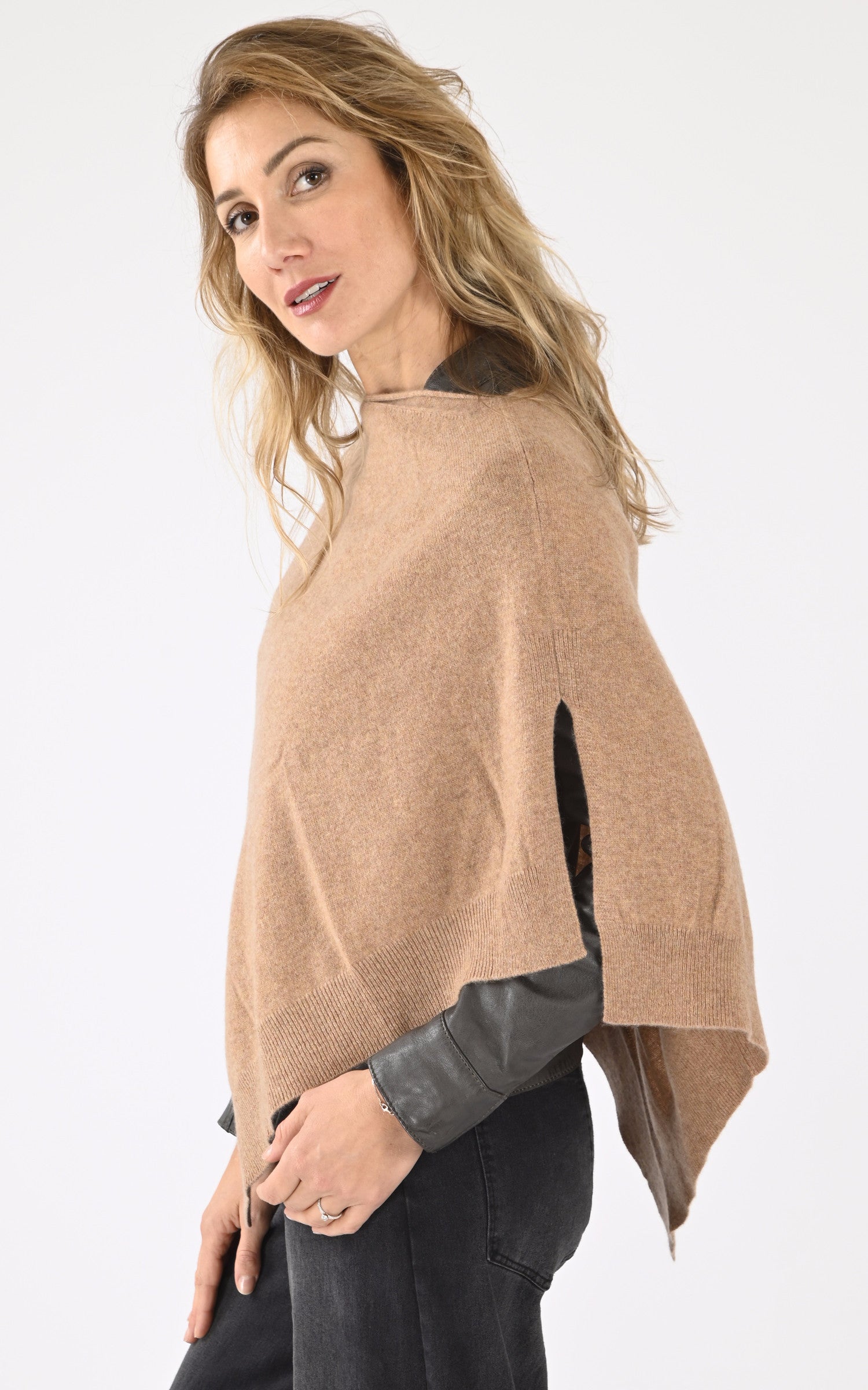 A &quot;AUGUSTE 4601042C&quot; Camel Notshy Cape Femme closed photo 2