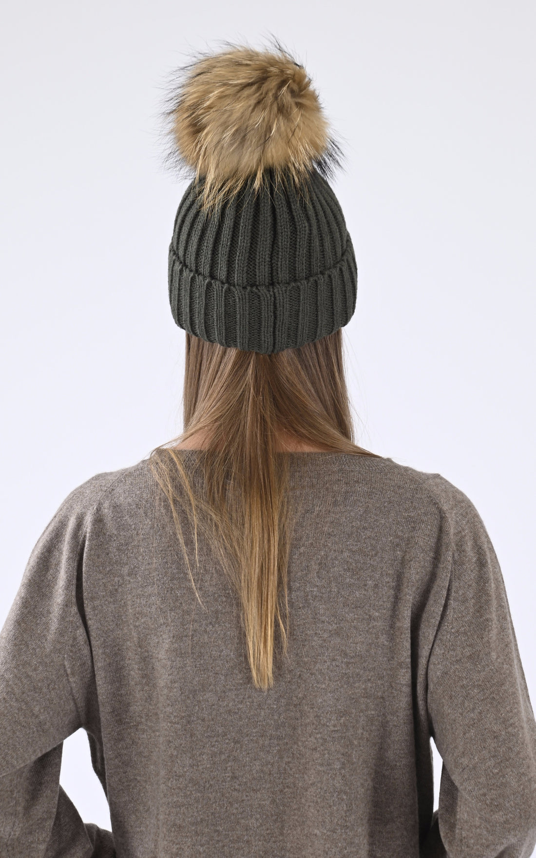 A &quot;HAT POM POM&quot; Kaki Rock and Blue Bonnet Femme opened photo